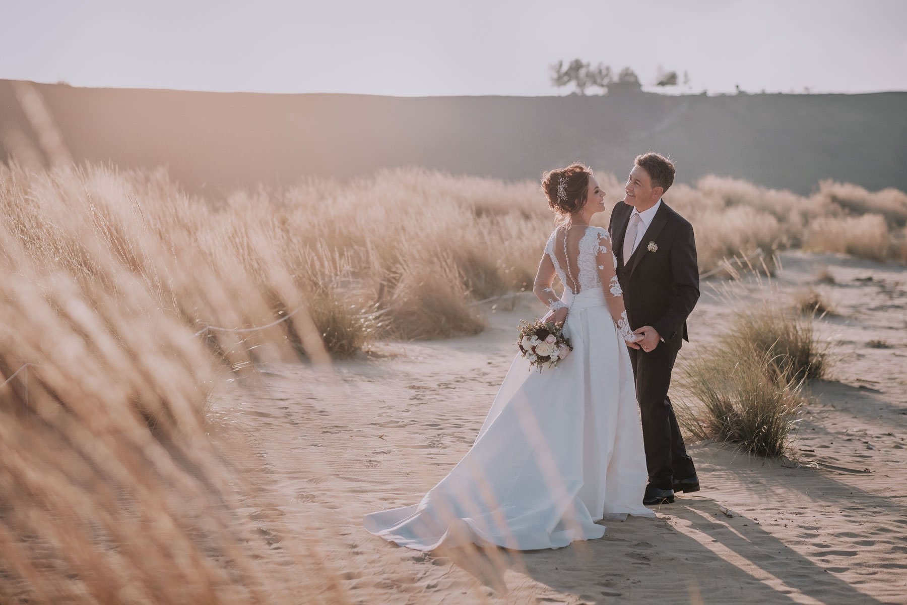 Foto di due sposi in un campo di grano in provincia di Pescara