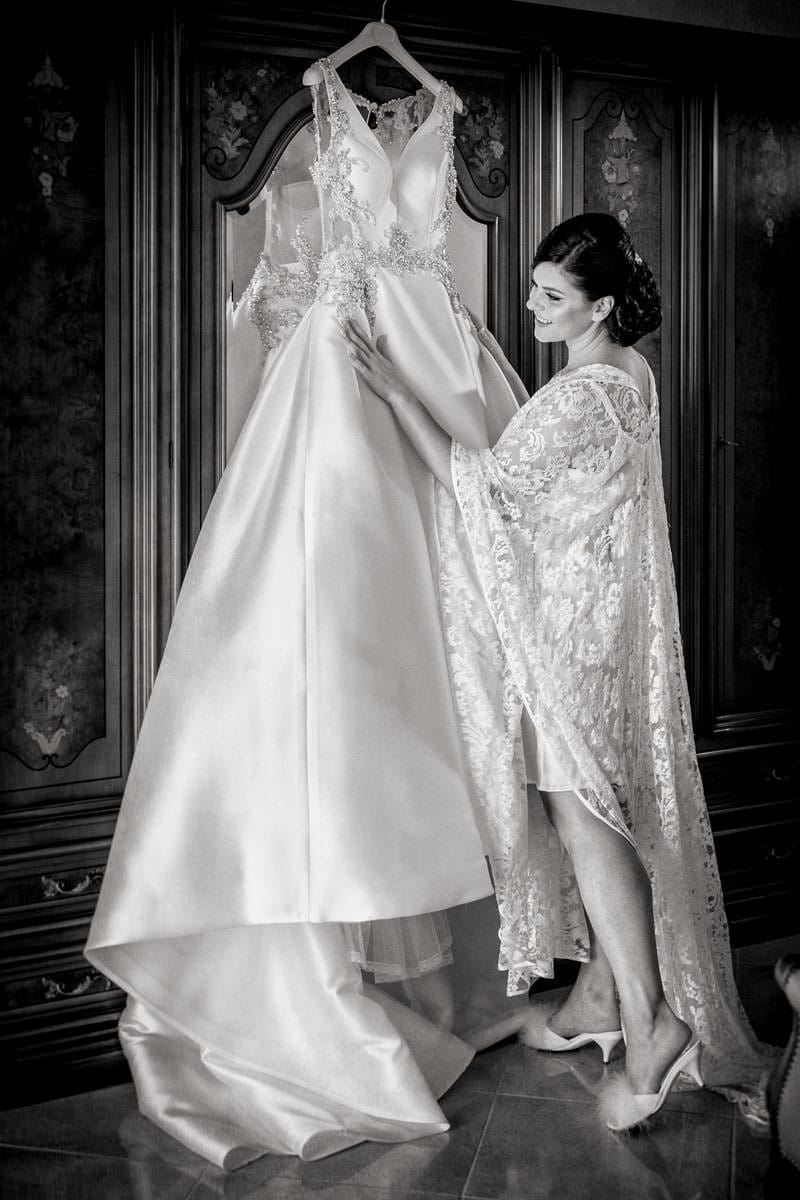 Preparazione di una sposa col suo abito a casa