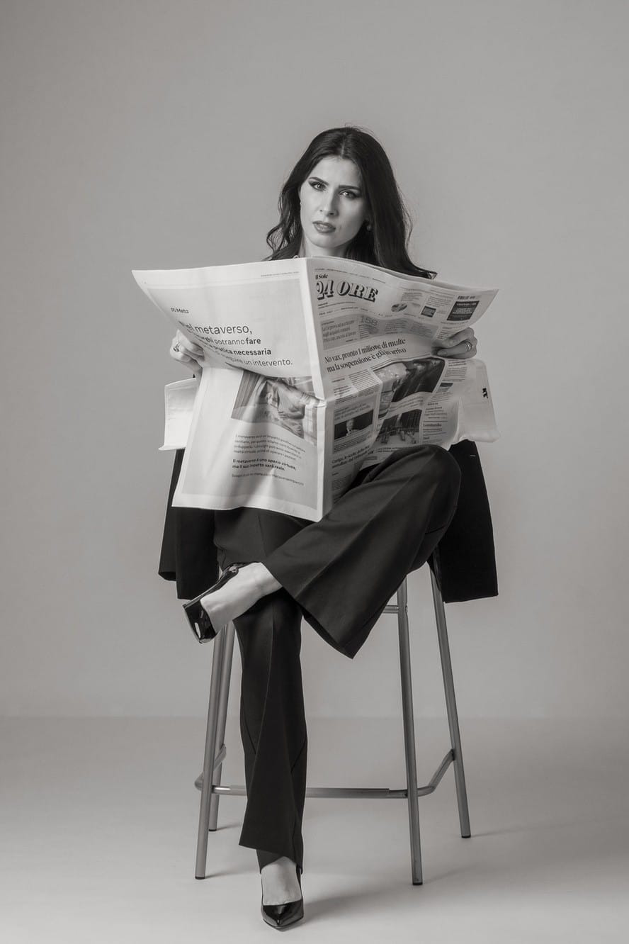 Foto aziendale di una donna manager che legge il giornale