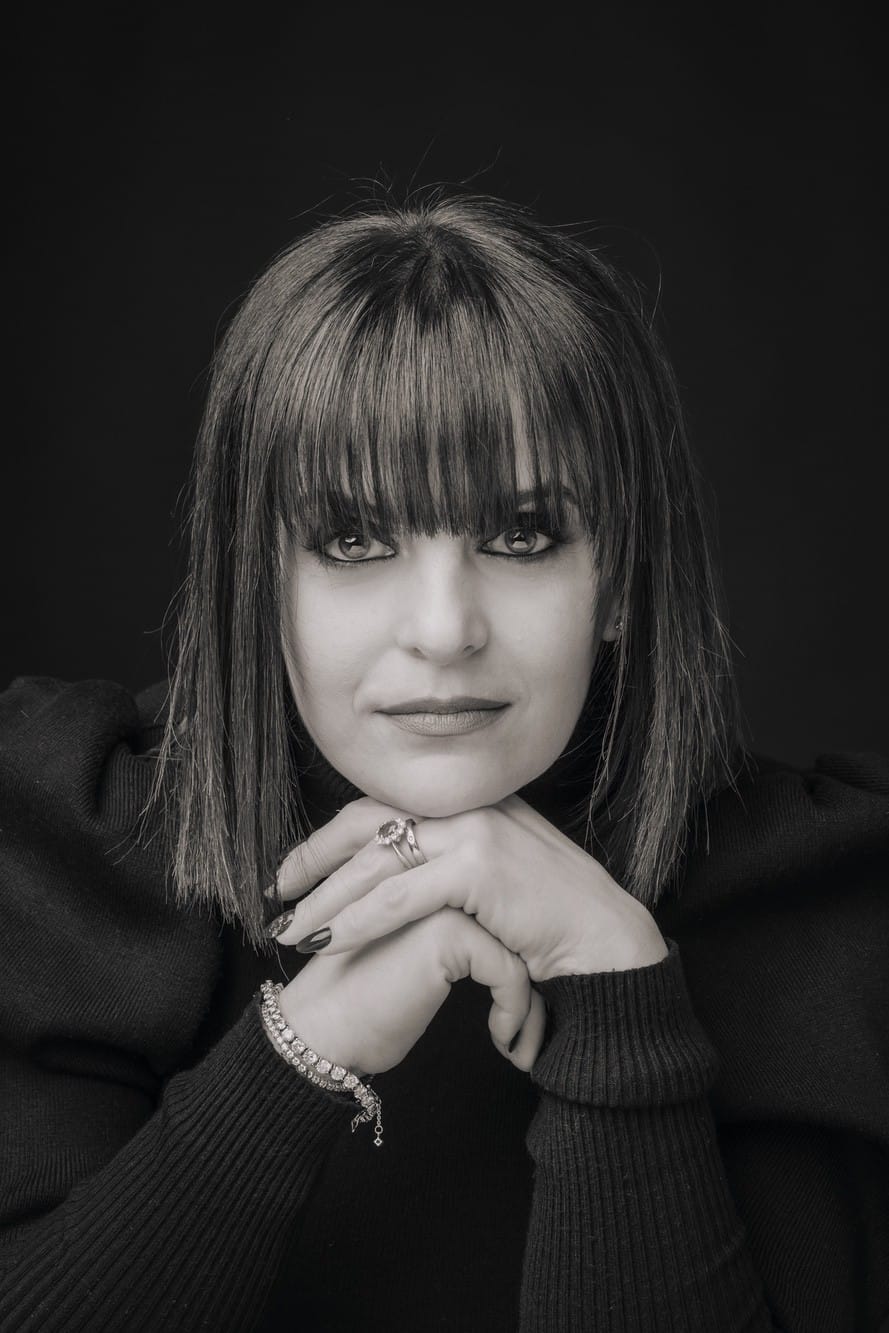 Foto di una donna in primo piano, bianco e nero