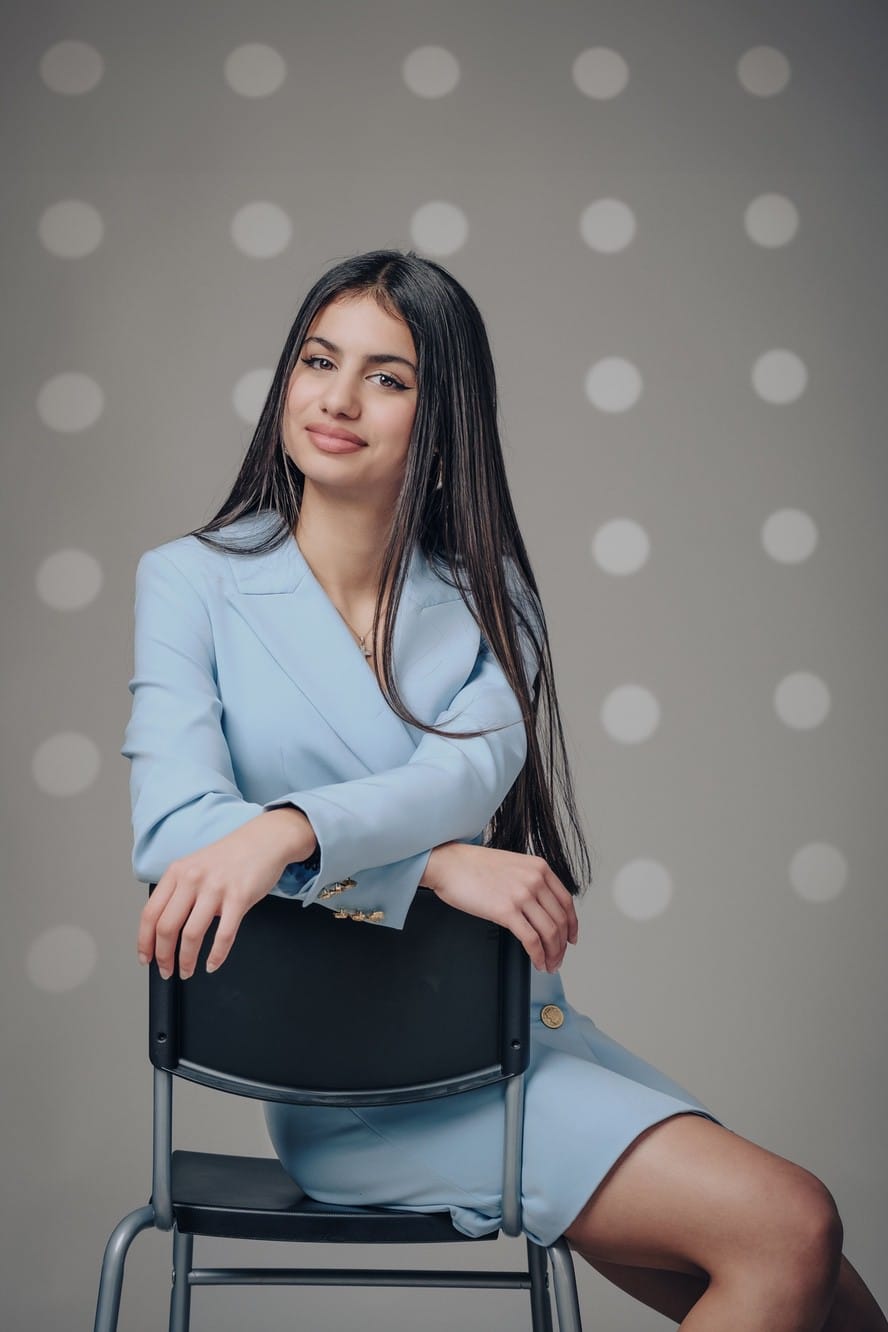 Foto aziendale di una ragazza in tailleur