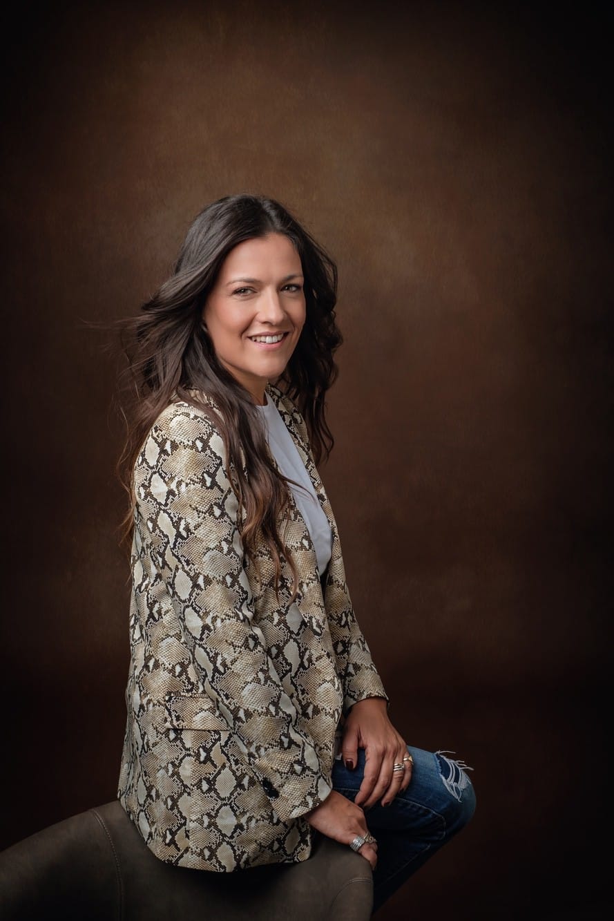 Foto aziendale di una giovane donna in stile informale