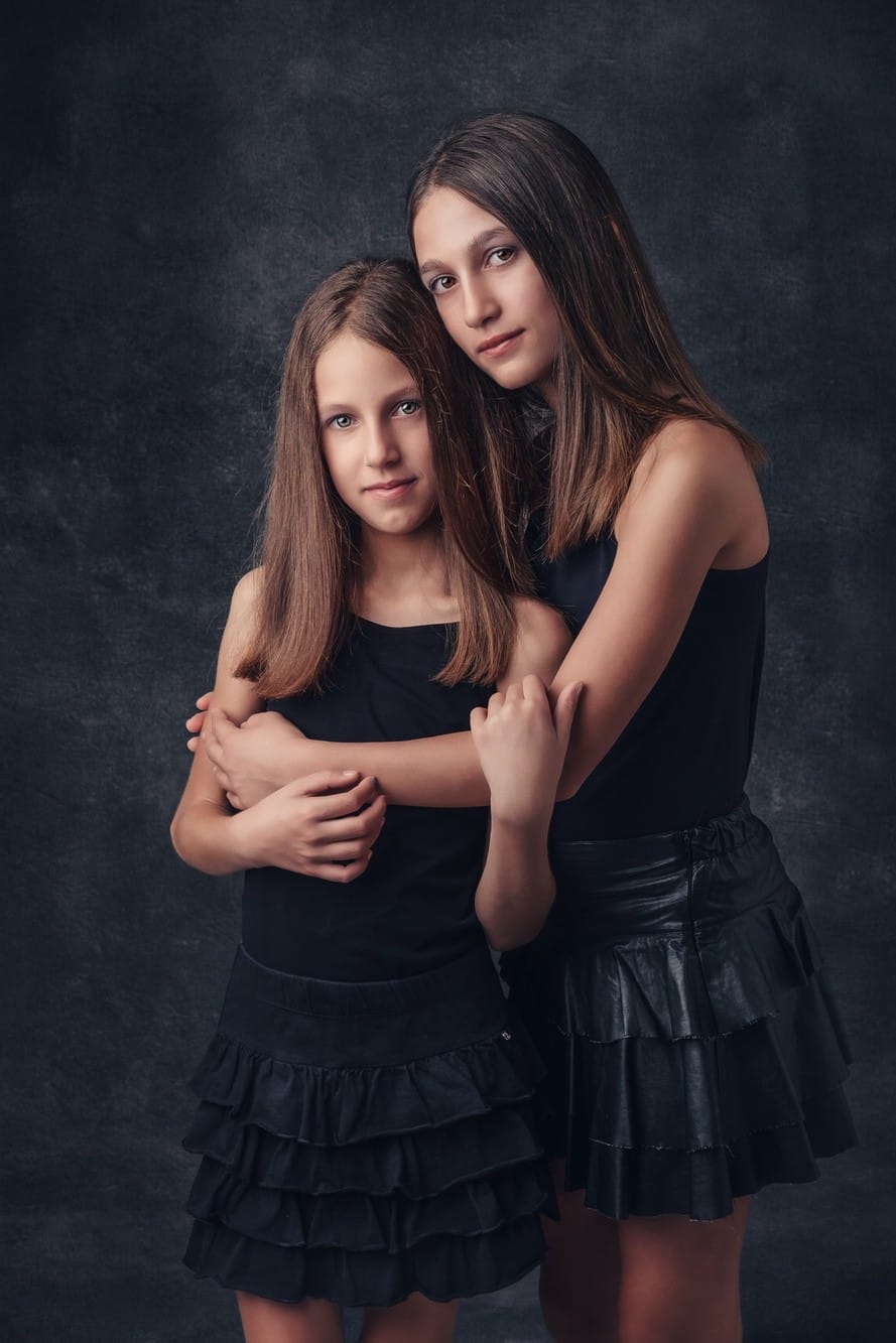Fotoritratto professionale di due sorelle con abiti simili
