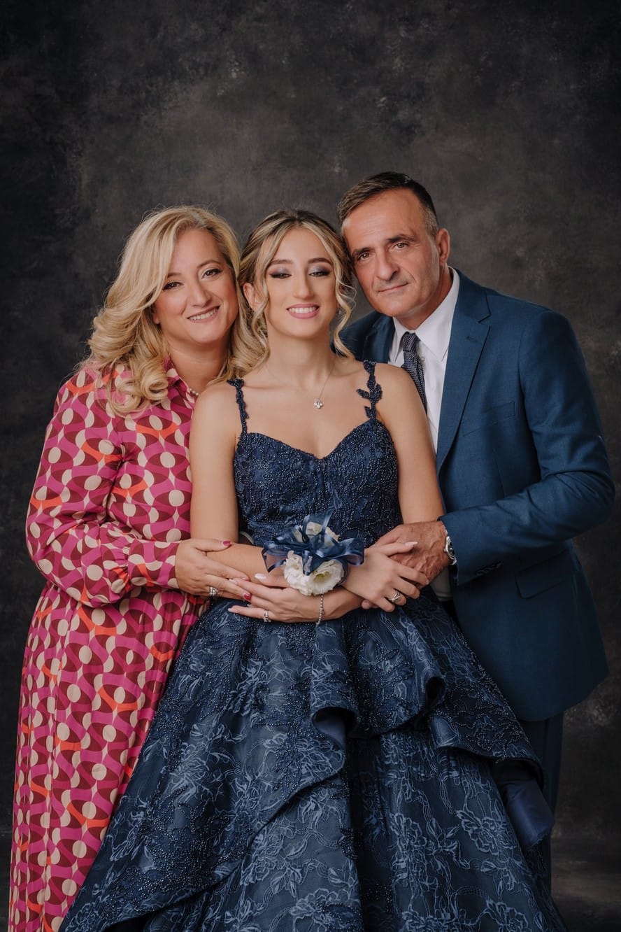 Fotoritratto di una famiglia in un'occasione speciale