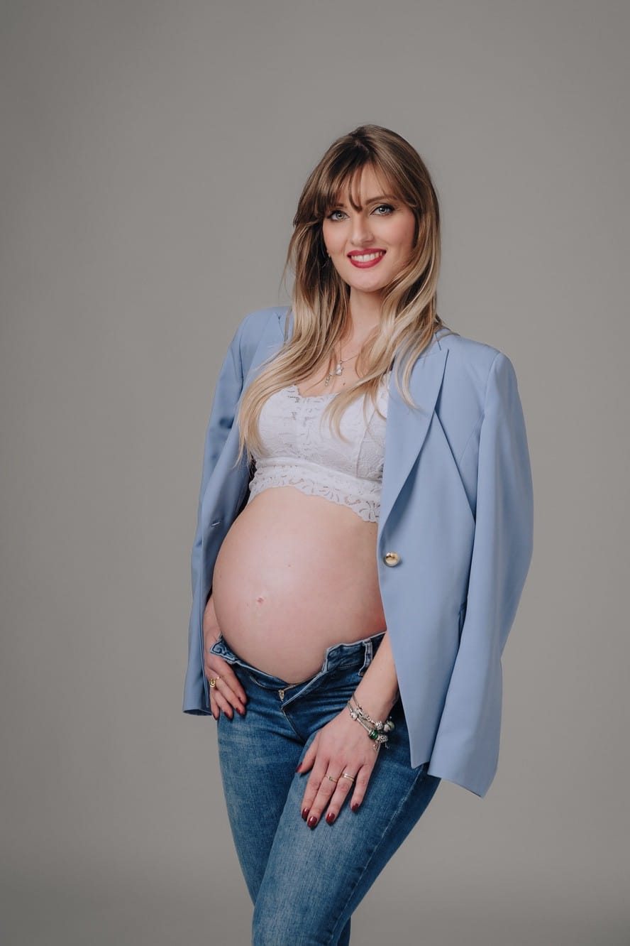 Foto premaman di una mamma in abbigliamento casual chic
