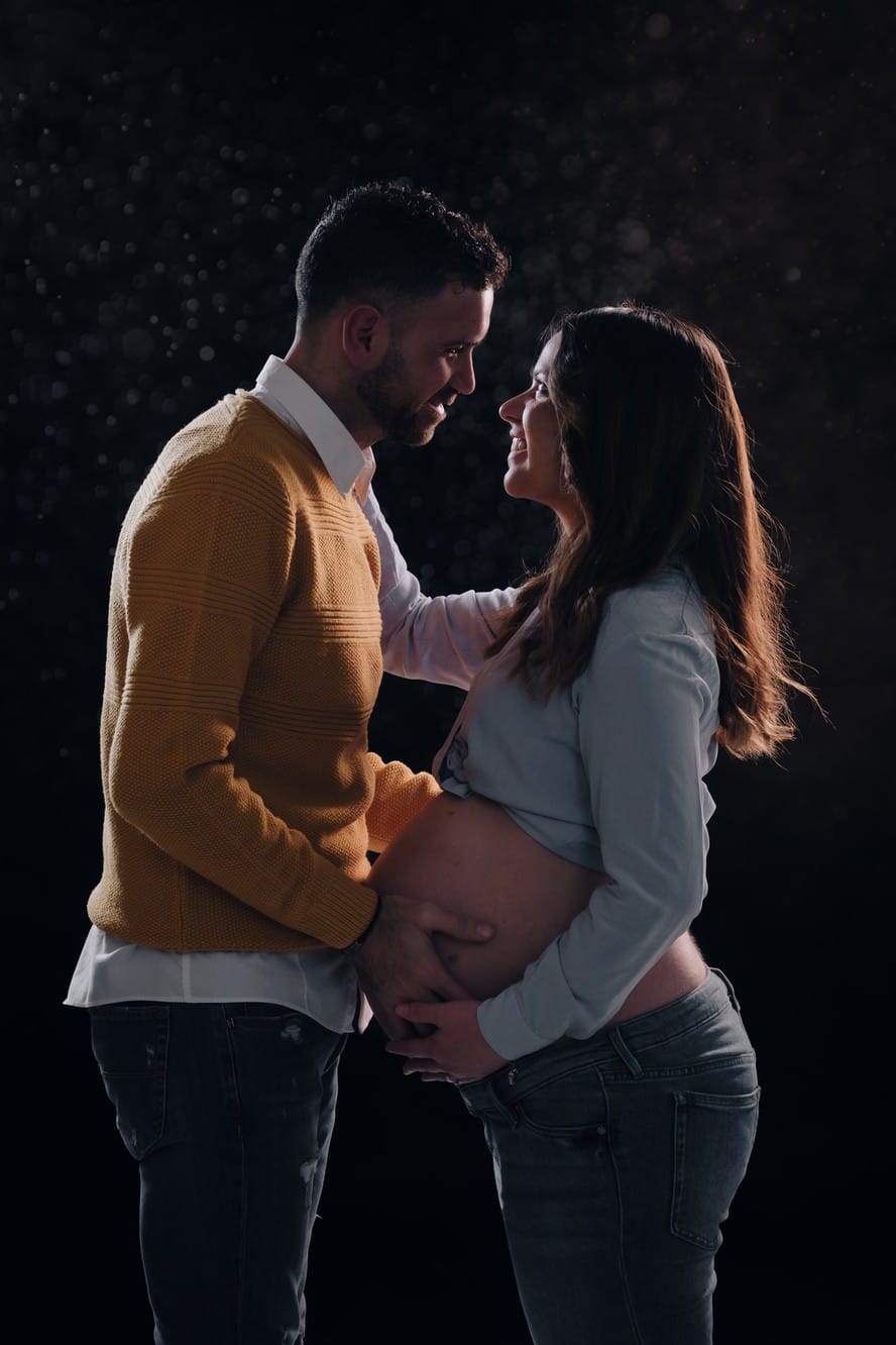 Foto ricordo di una coppia in dolce attesa