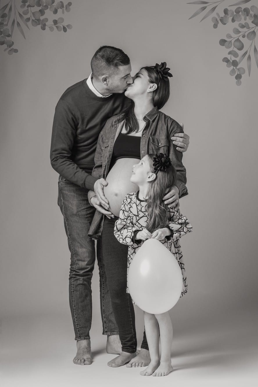 Foto di gravidanza con una famiglia con una figlia