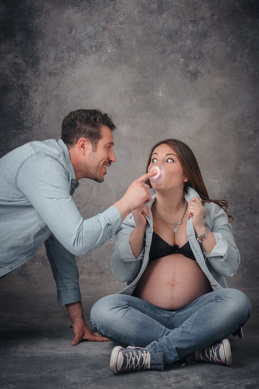 Foto professionale della coppia in dolce attesa che scherza