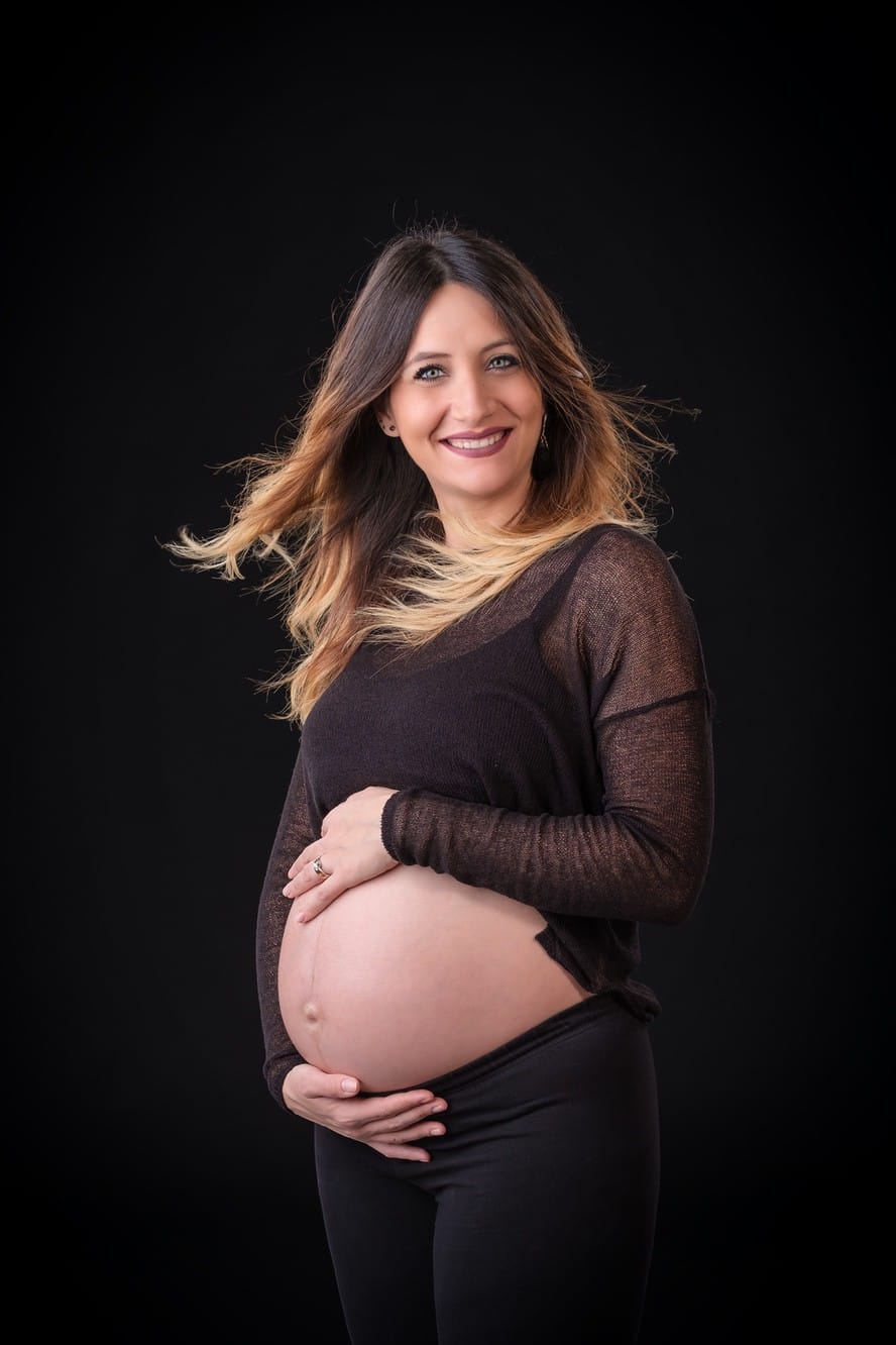 Foto premaman della mamma sorridente