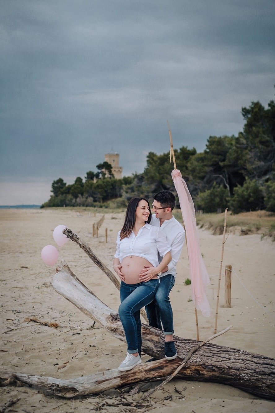 Foto in stile lifestyle portrait di una coppia in dolce attesa