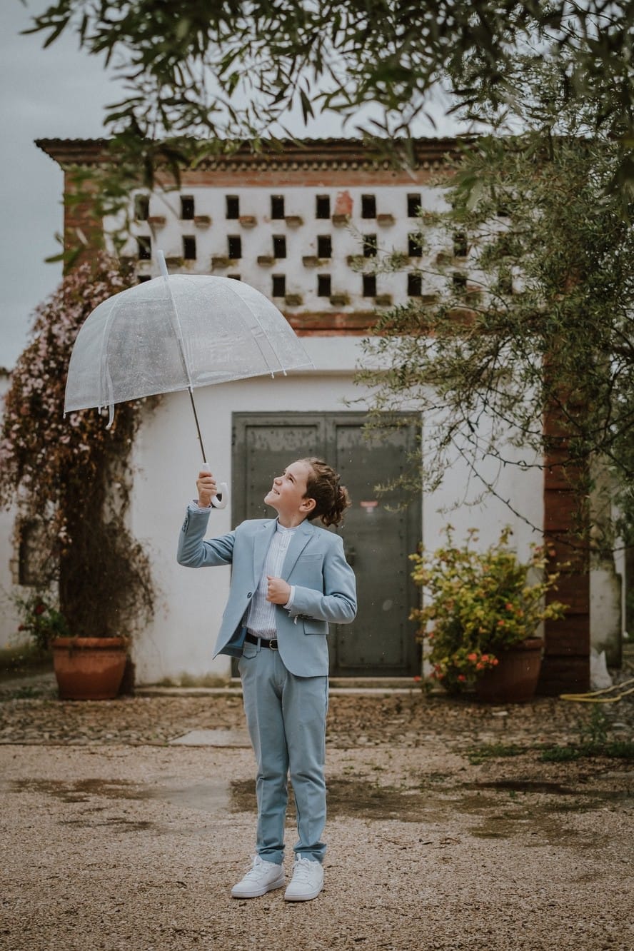 Foto lifestyle portrait di un bambino il giorno della Cresima