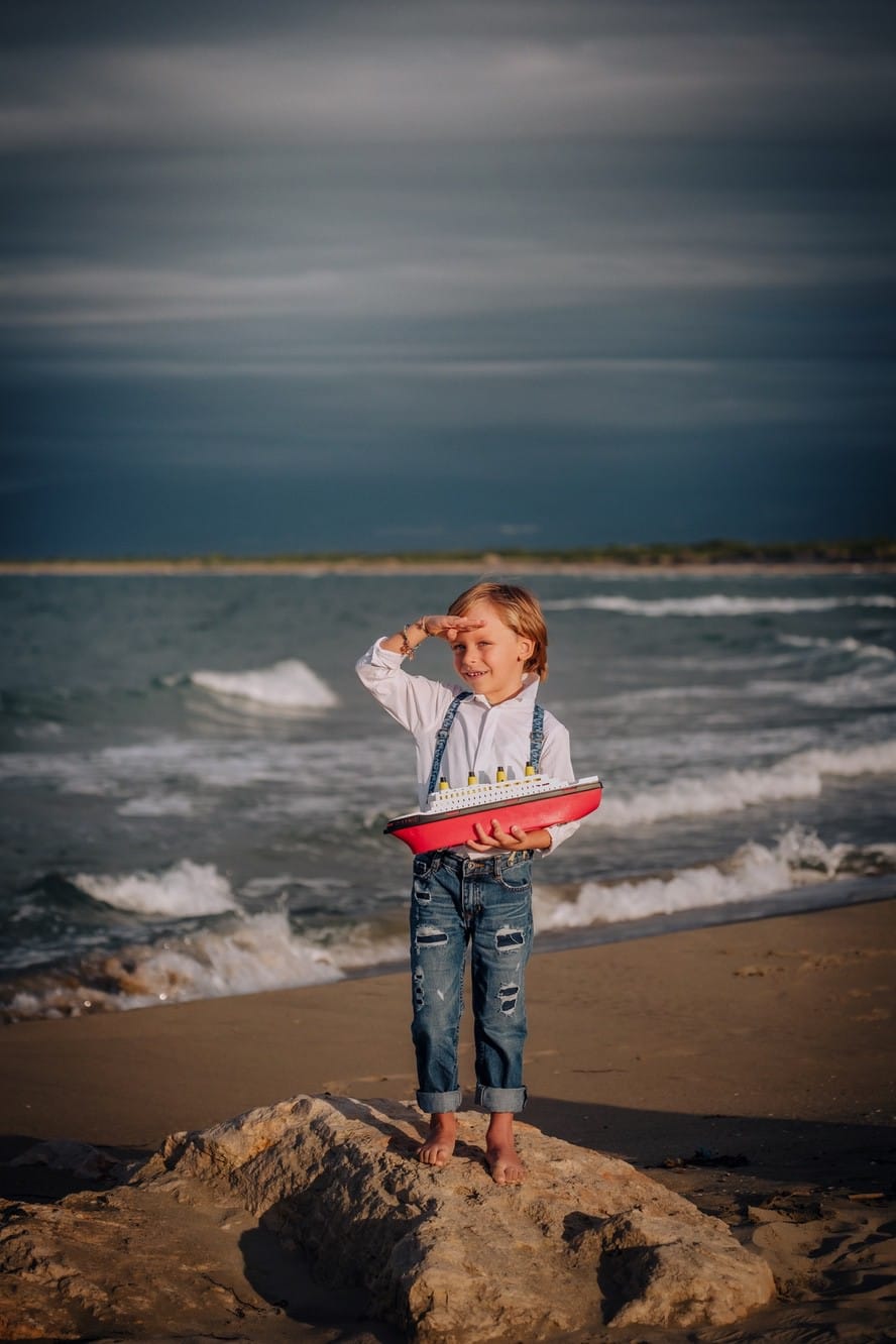 Foto di un bambino al mare, lifestyle portrait