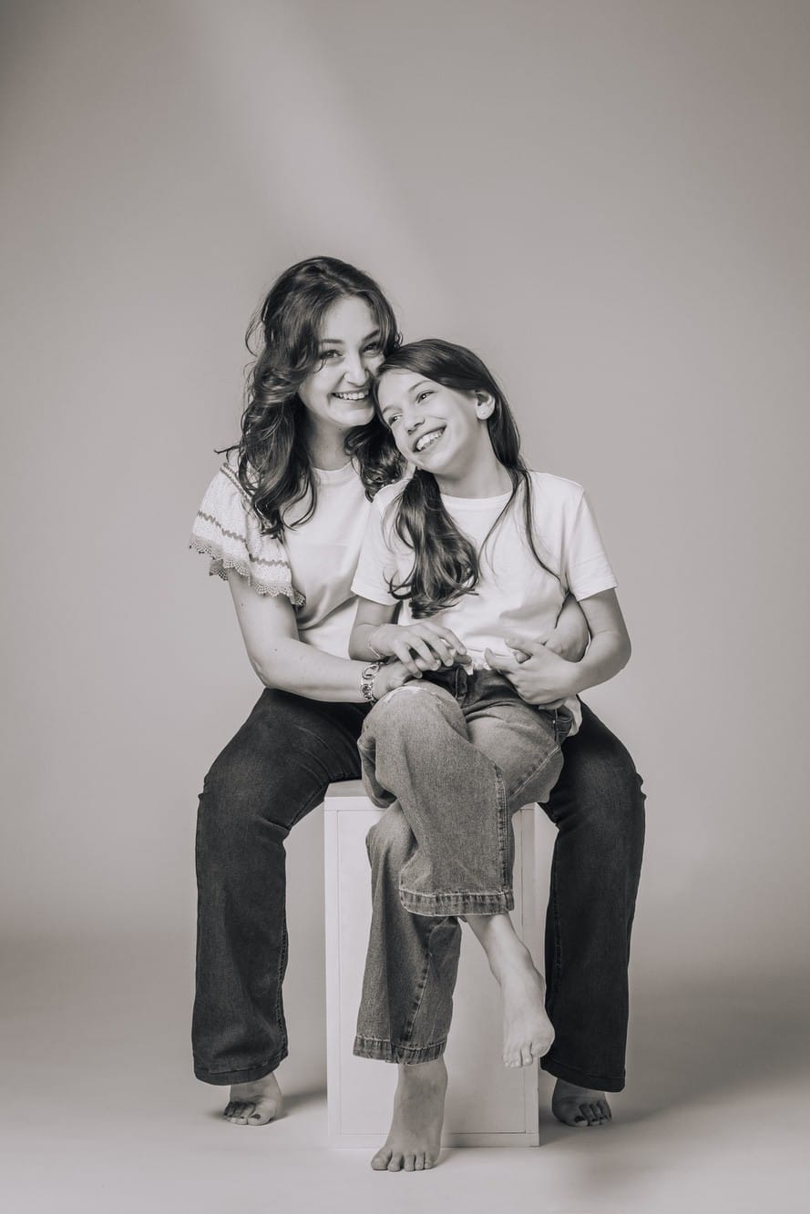 Fotoritratto di una mamma e sua figlia stile lifestyle