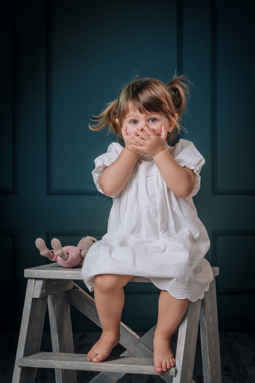 Fotoritratto di una bambina con aria sorpresa