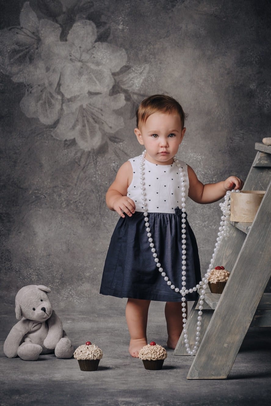 Fotoritratto di una bambina piccola elegante