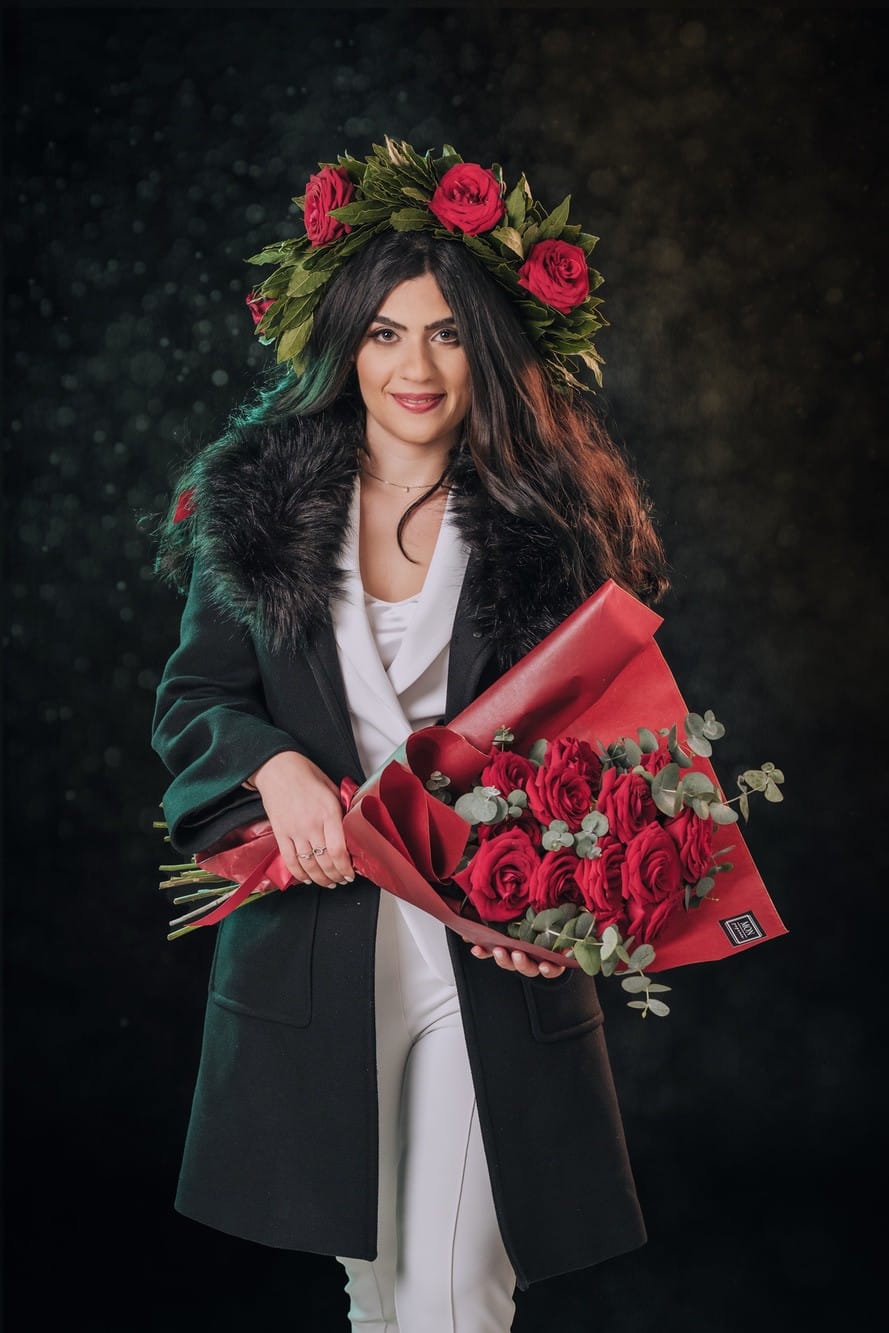 Fotoritratto di una ragazza con la corona di laurea