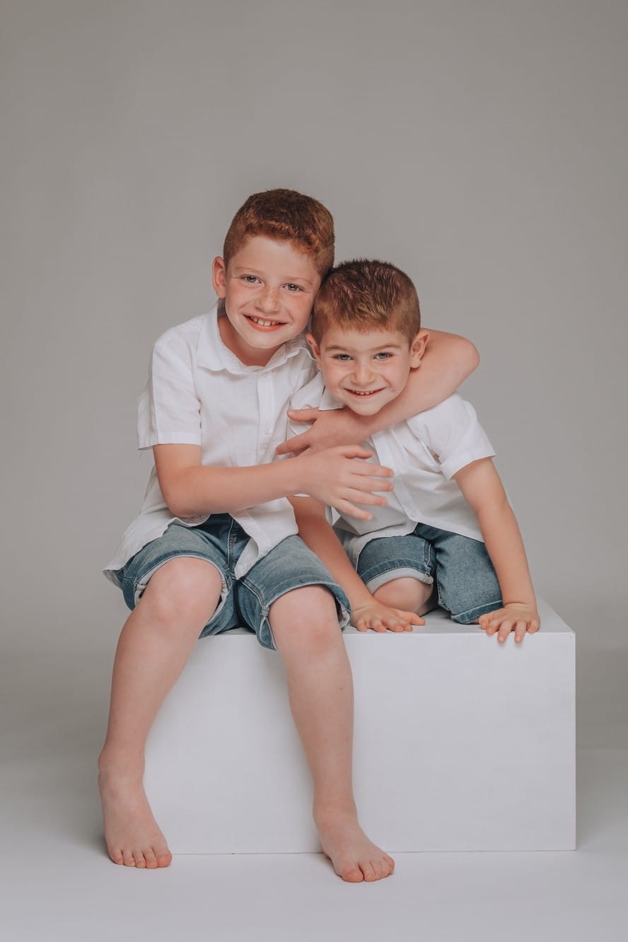 Fotoritratto di due fratelli con abiti uguali