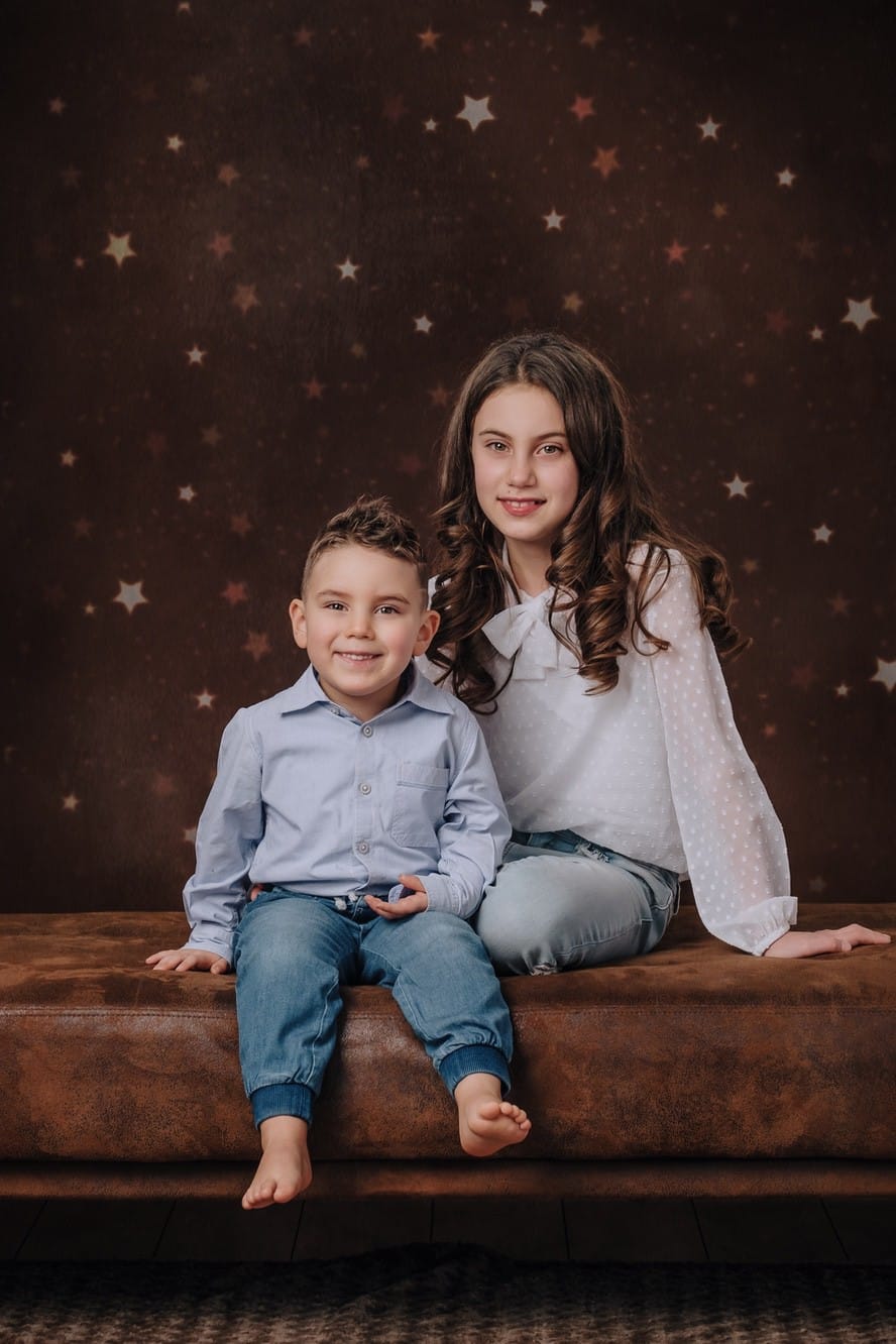 Fotoritratto di un fratello e una sorella