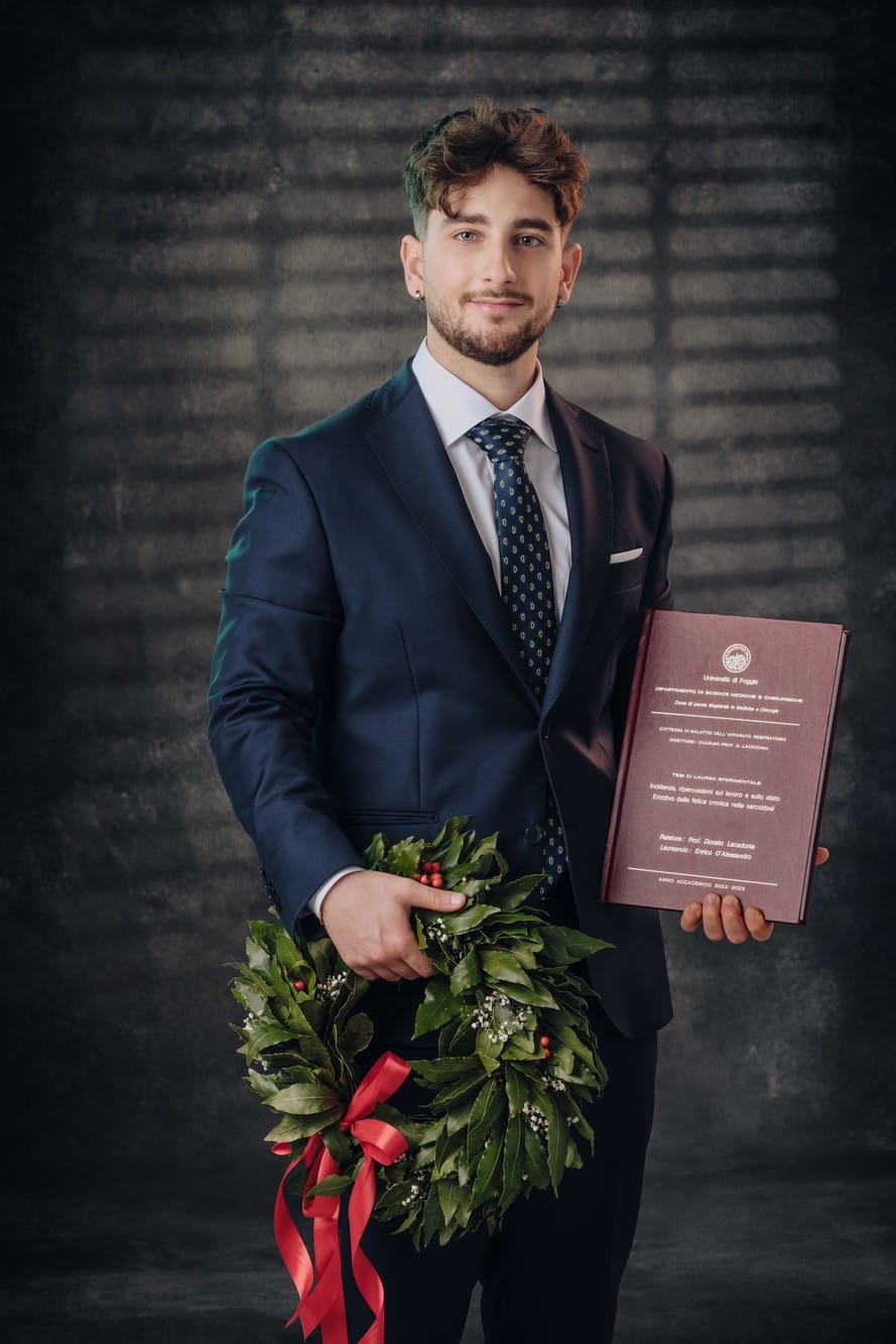 Fotoritratto di un ragazzo che si è appena laureato