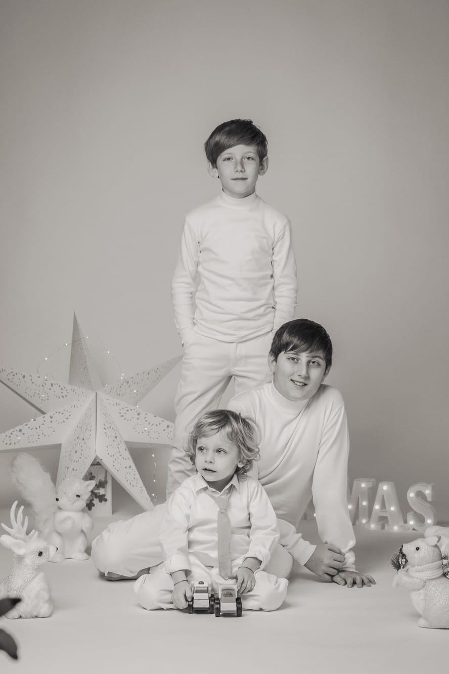 Fotoritratto professionale di tre fratelli a Natale