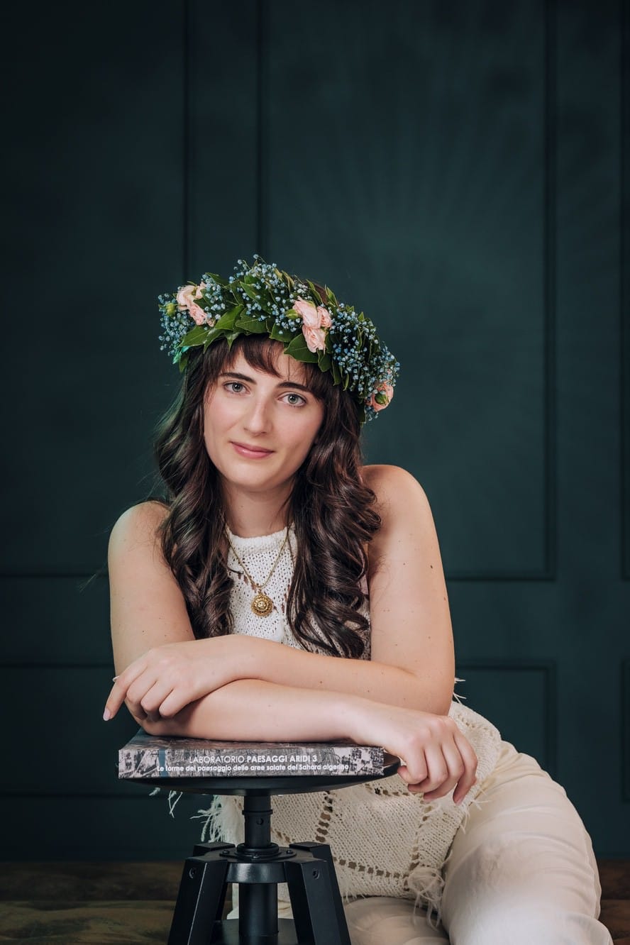 Fotoritratto di una ragazza che ha dato la tesi di laurea