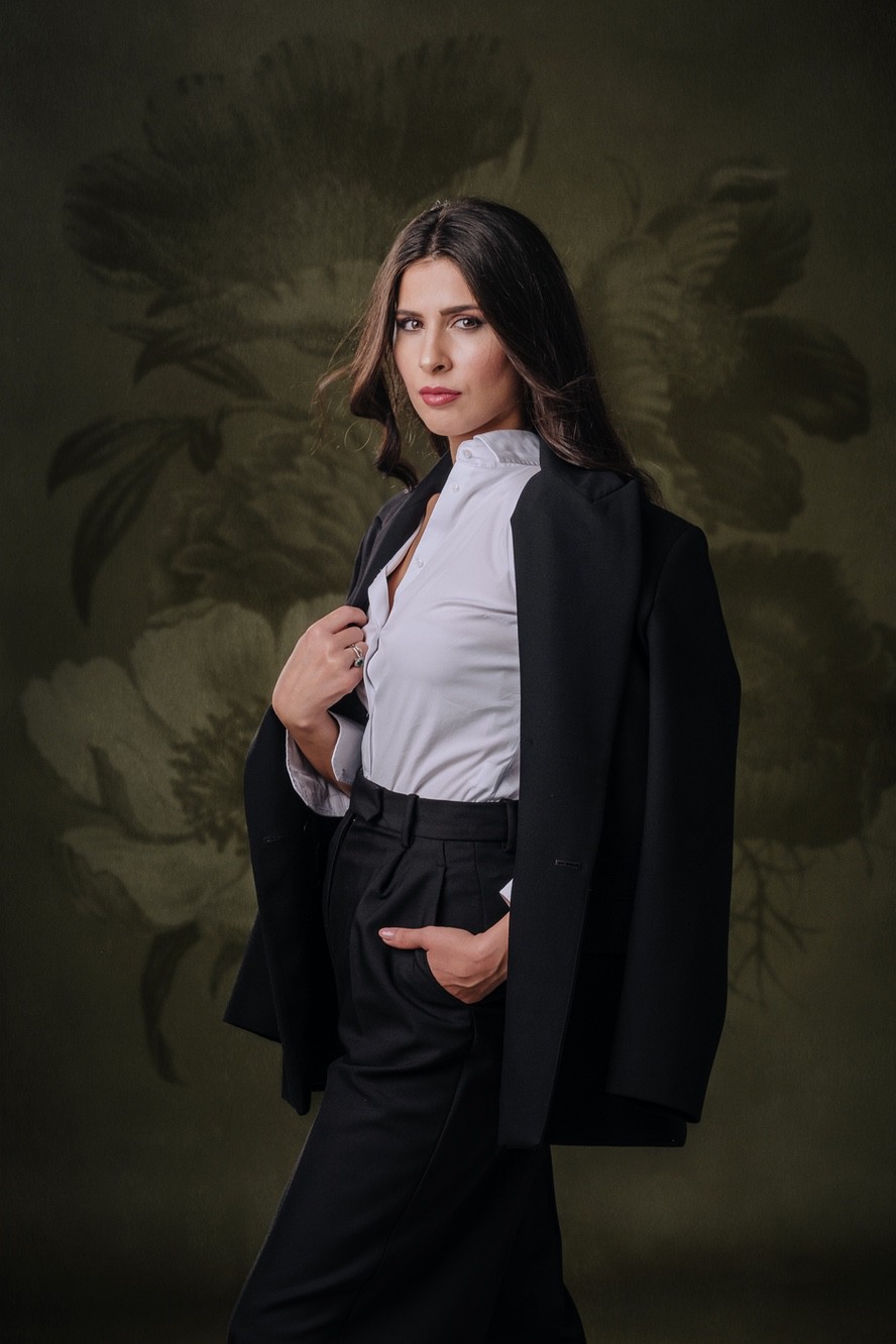 Scatto professionale di una donna manager con completo scuro elegante