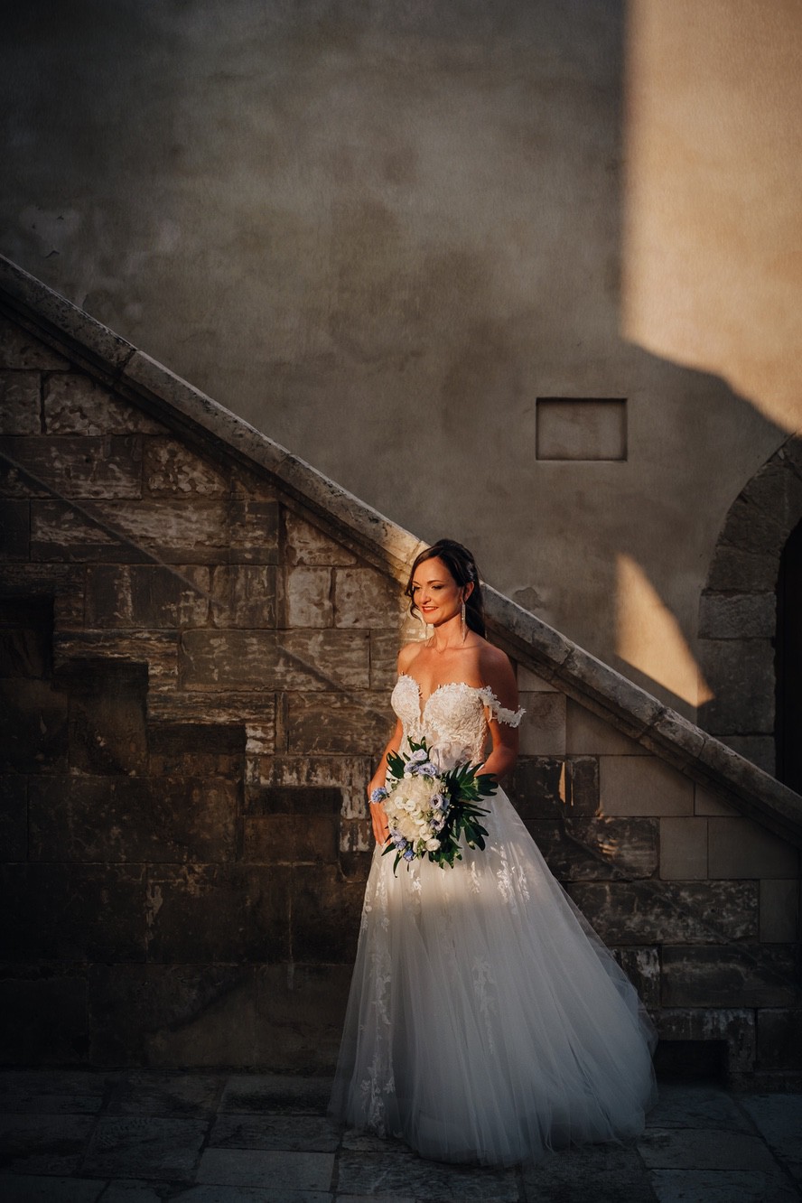 Ritratto di una sposa tra i vicoli di un borgo antico