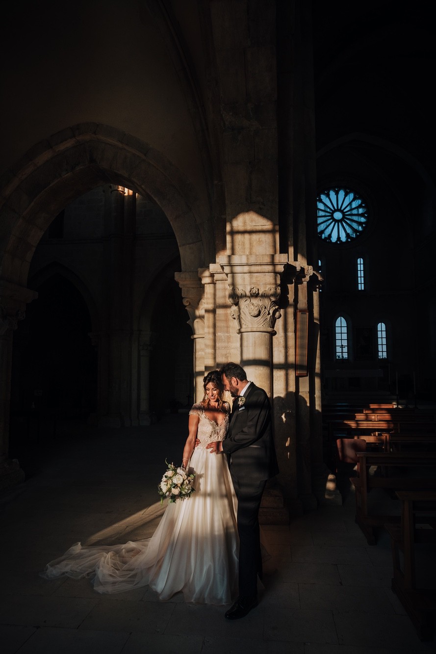 Scatto fotografico professionale coppia di sposi all'interno dell'Abbazia di Santa Maria Arabona