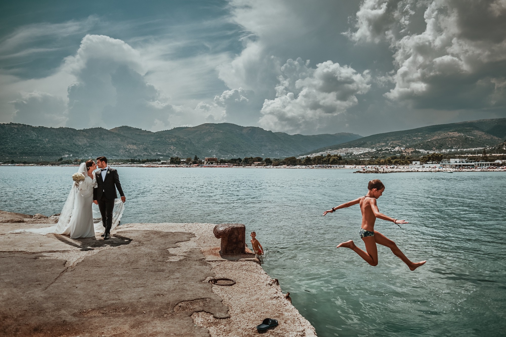 Scatto di uno shooting di matrimonio con sposi sul lungomare di Mattinata, Foggia