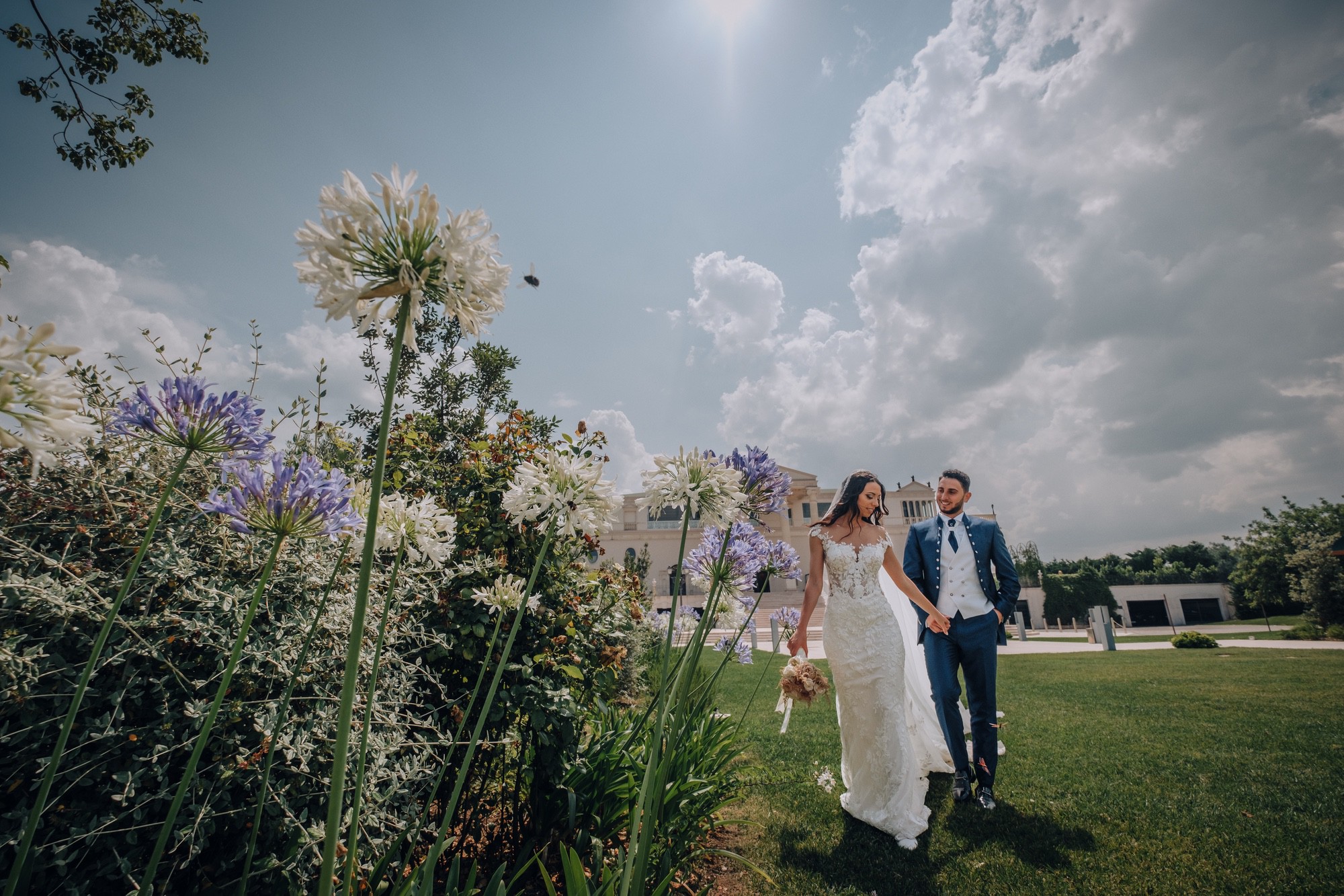 Ritratto di due sposi in stile bucolico, nella natura con fiori