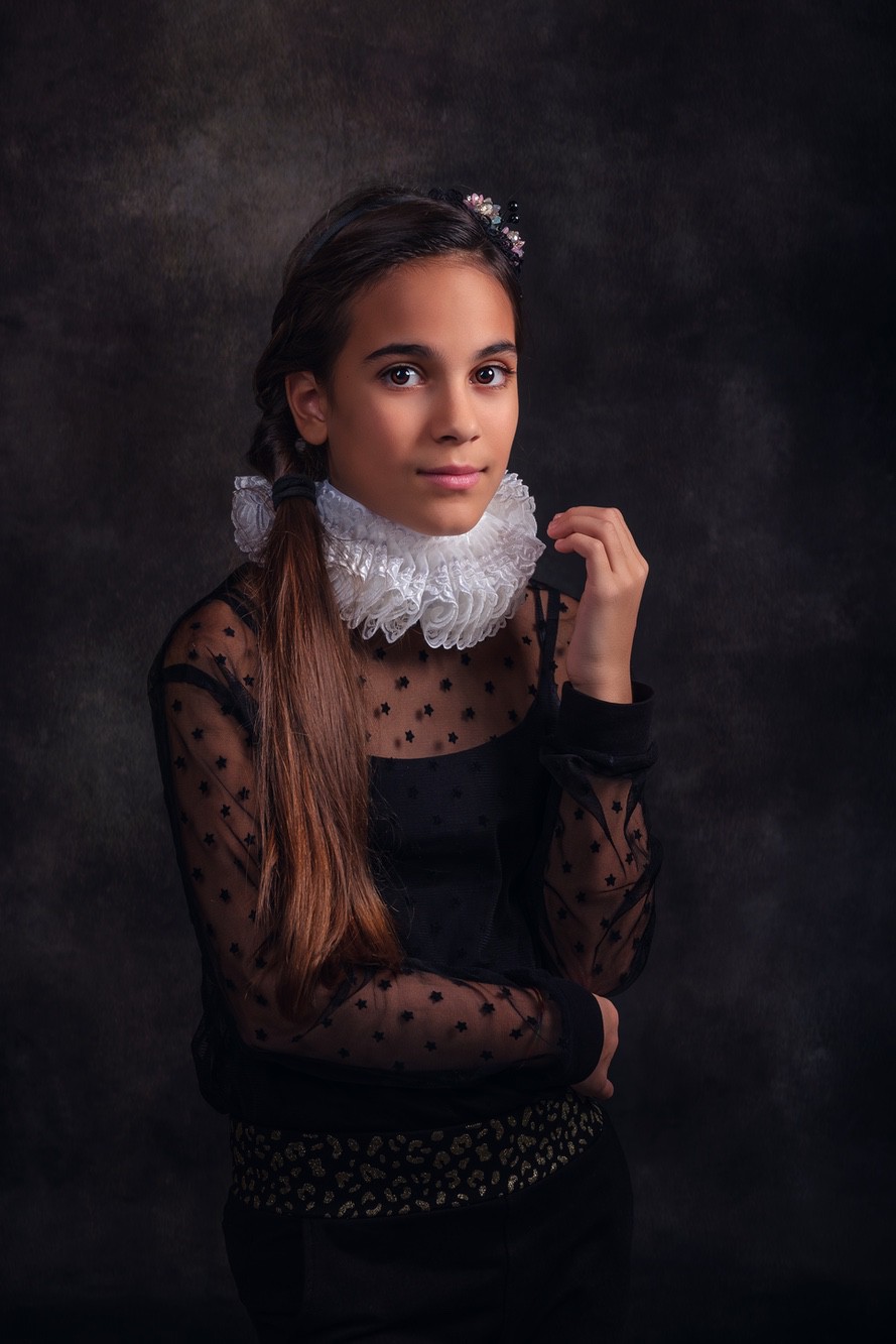 Scatto fotografico professionale di una ragazza adolescente con abiti in stile romantico