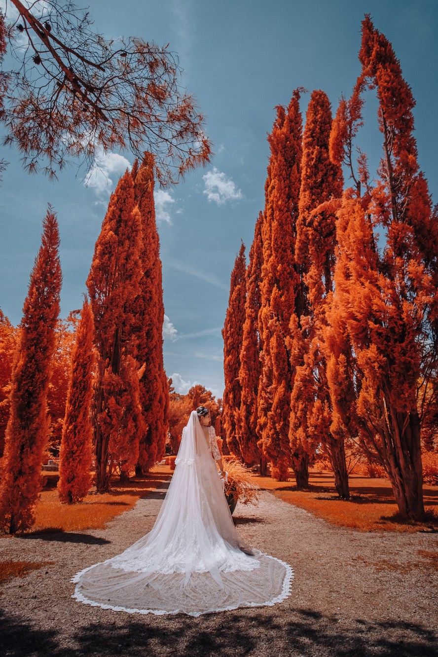 Ritratto infrared sposa presso Casa Freda Scatto fotografico di una sposa presso la dimora per ricevimenti Casa Freda, con tecnica infrarosso cromatico di Pino Coduti