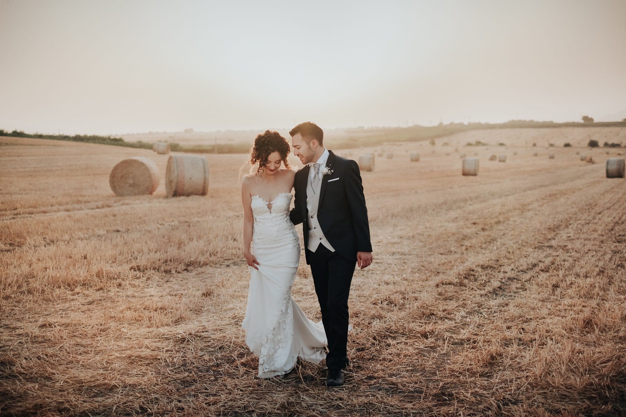 Sposi in un vasto campo di grano del Tavoliere