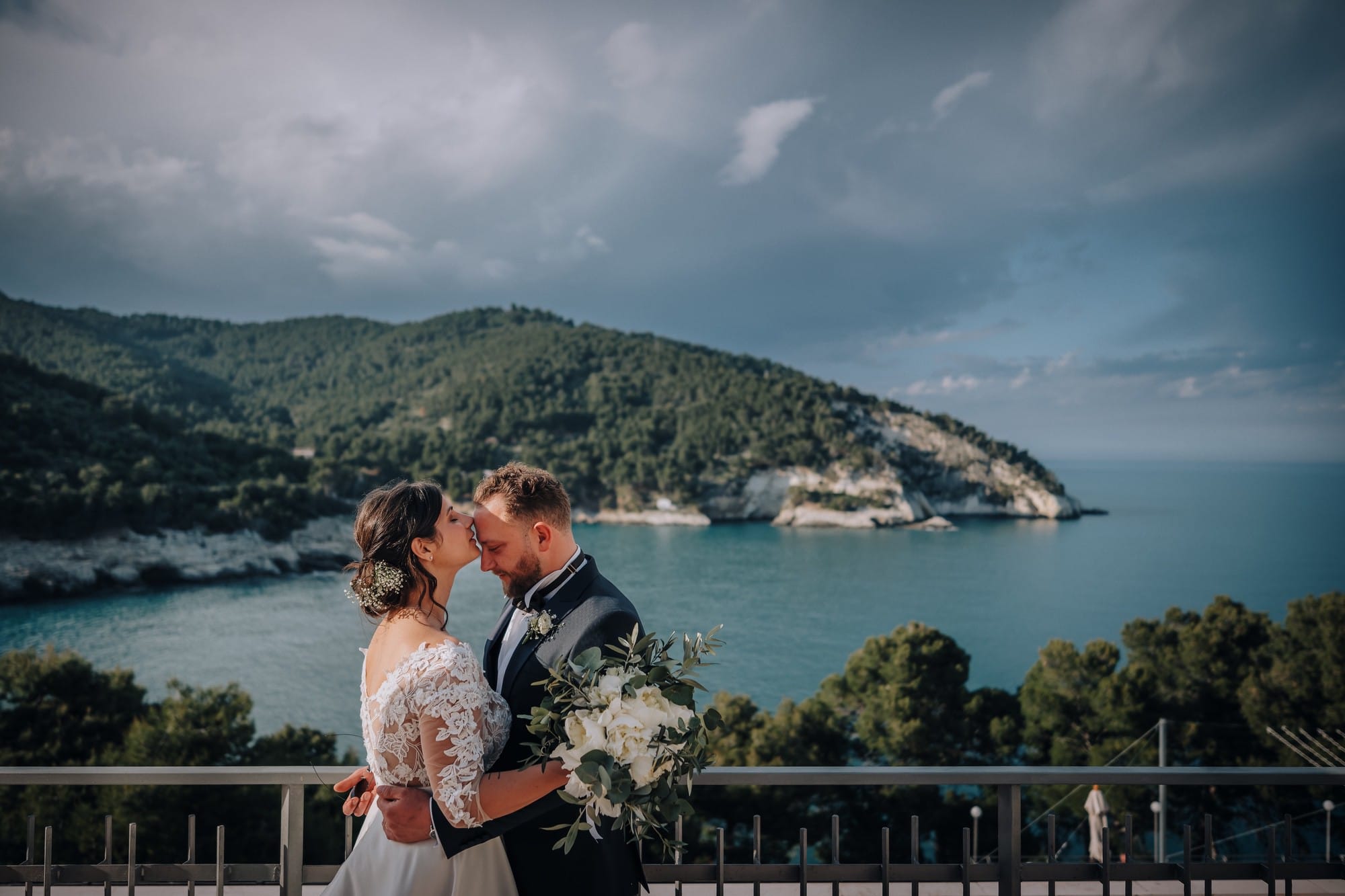 Sposi con sfondo di un paesaggio di Pugnochiuso, Gargano
