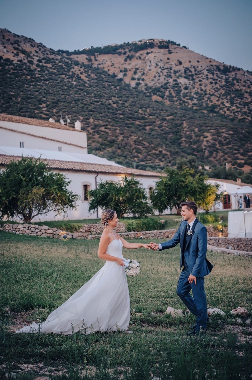 Sposi con sfondo di un paesaggio del Gargano, Puglia