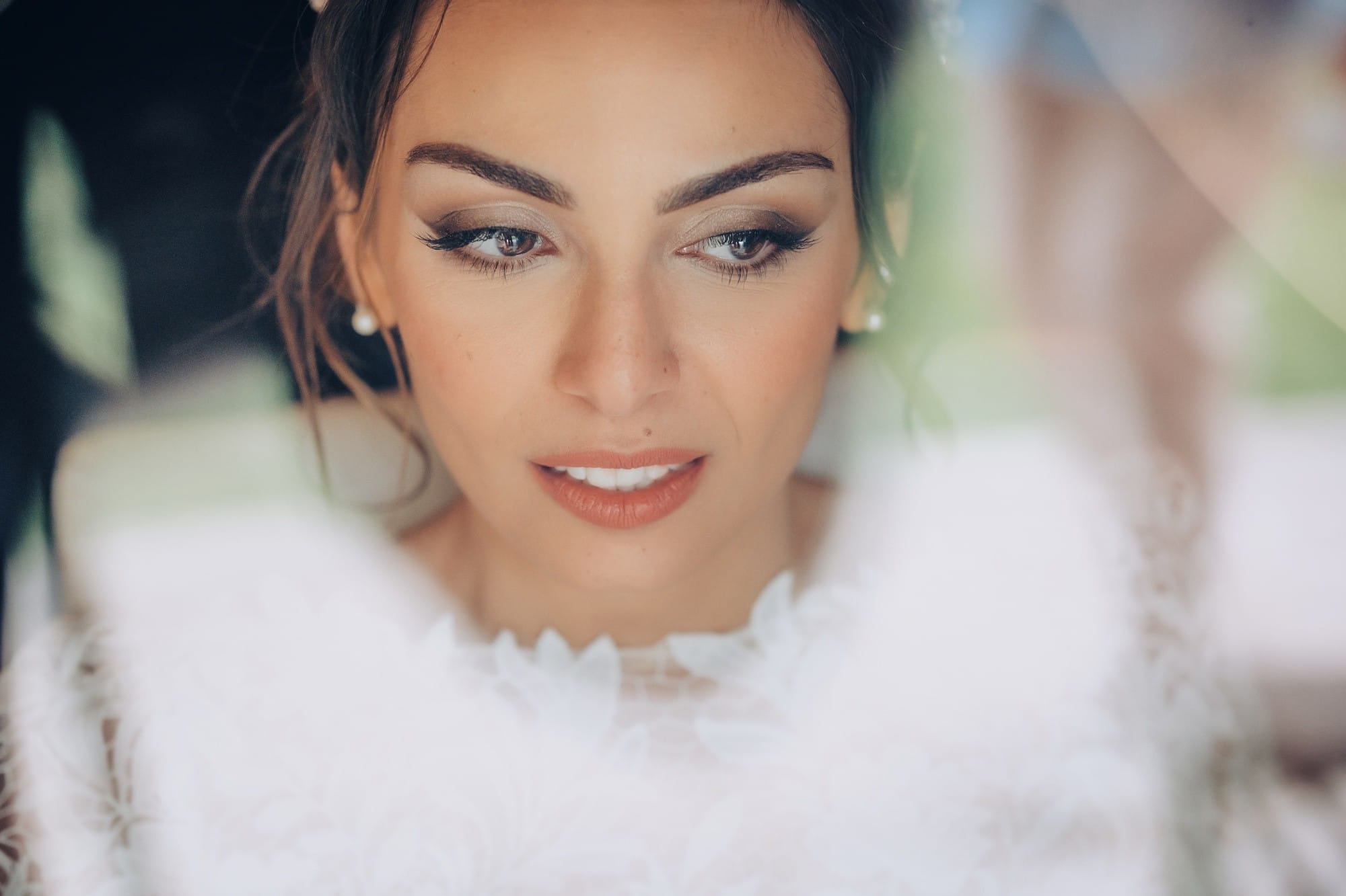 Primopiano sposa in inverno Primopiano di una sposa con abito nuziale invernale