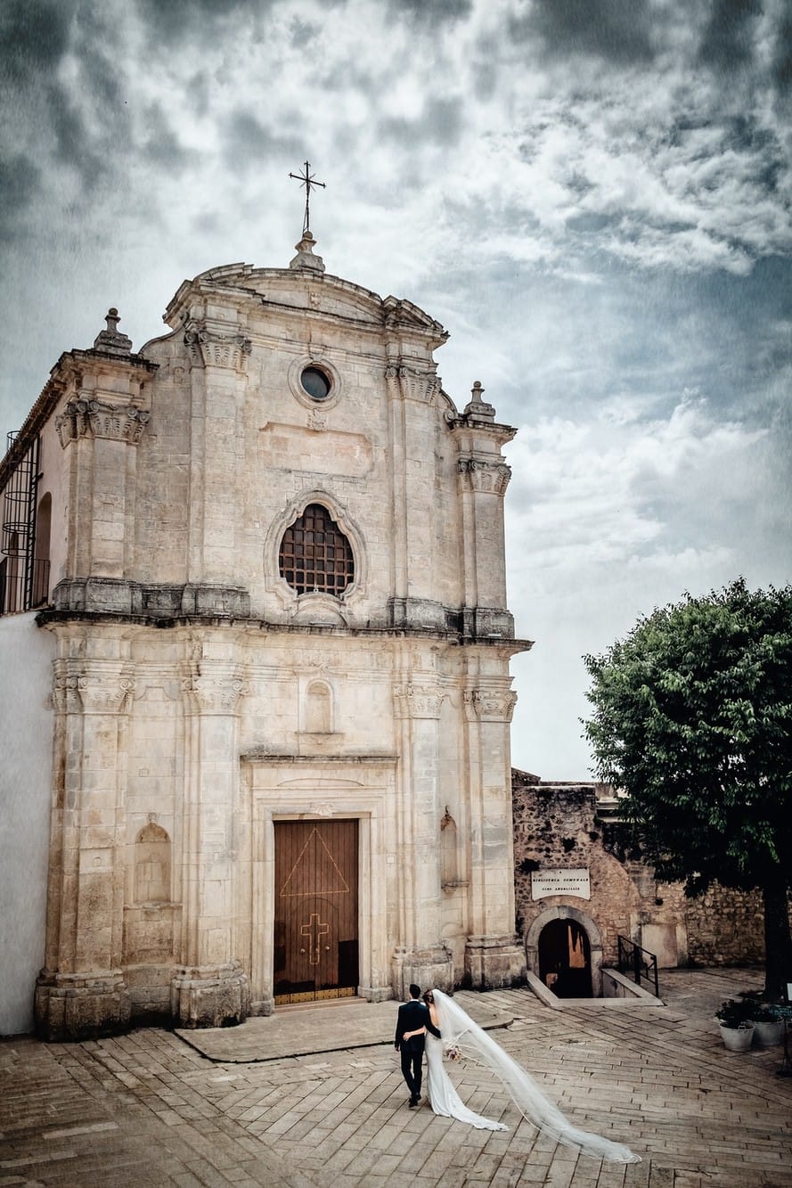 Sposi davanti al santuario dedicato a San Michele Arcangelo