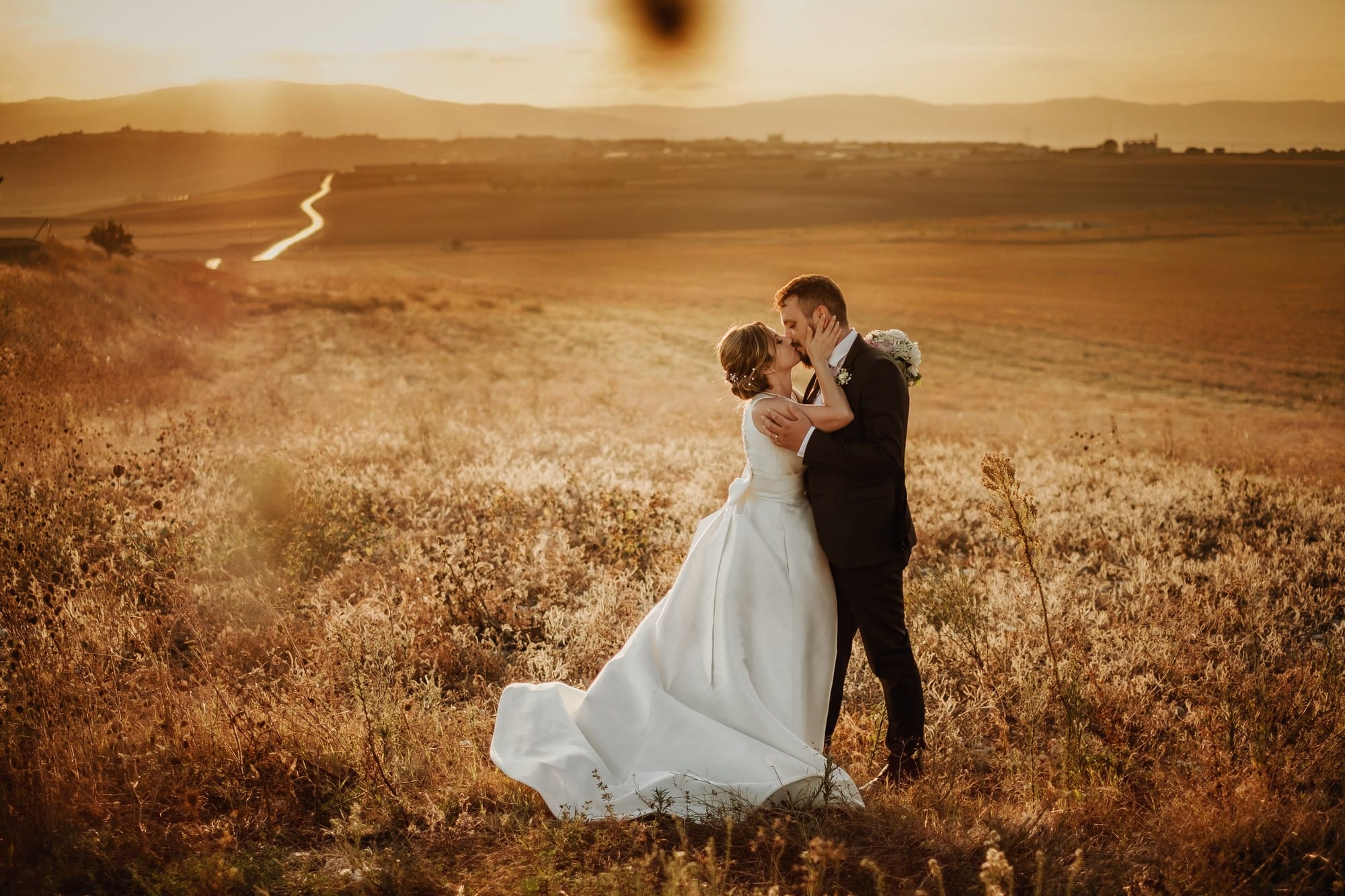 Sposi sullo sfondo del Tavoliere Sposi sullo sfondo di un campo di grano del Tavoliere