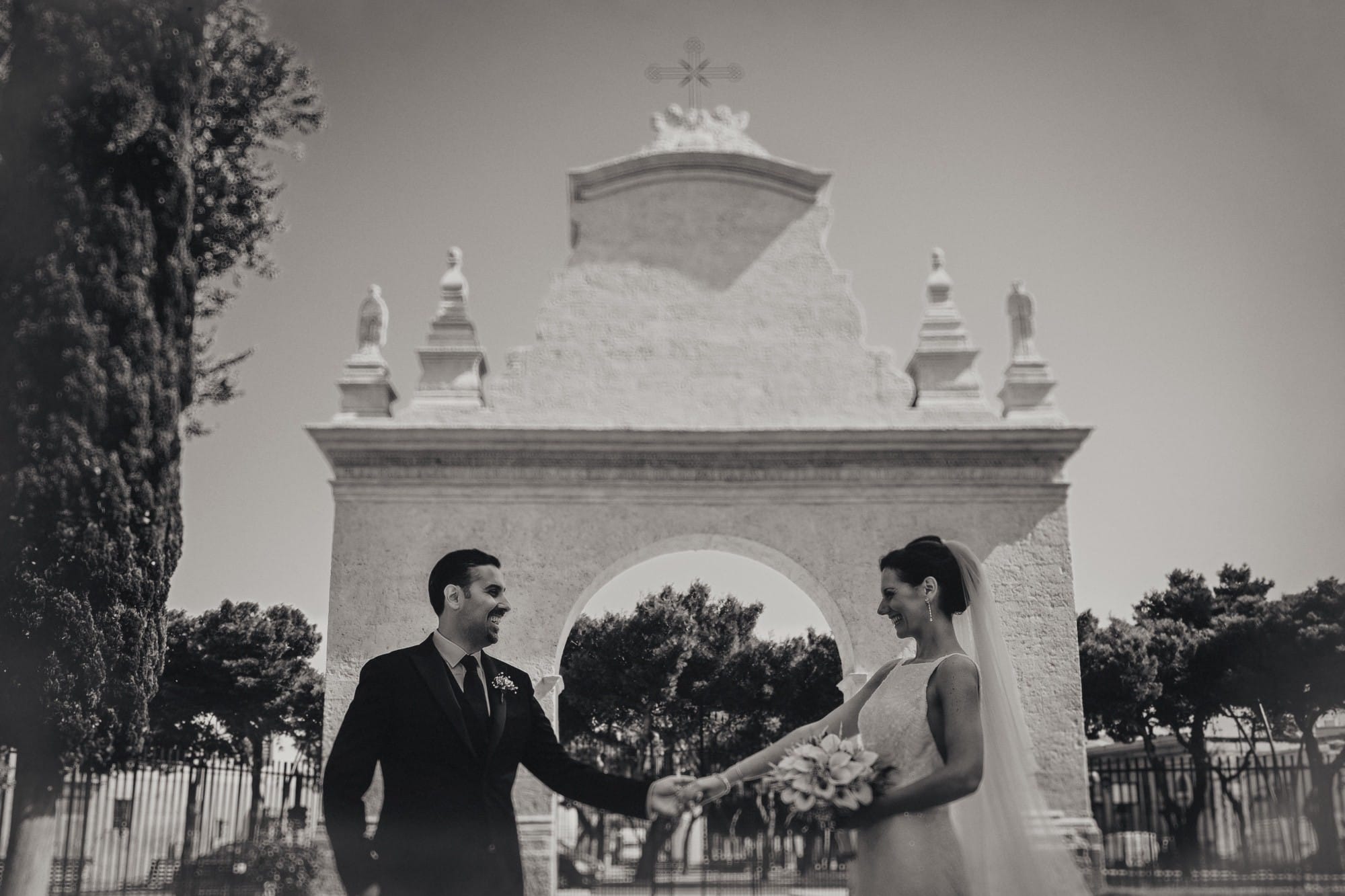 Sposi davanti alla Chiesa delle Croci Sposi davanti alla volta della Chiesa delle Croci
