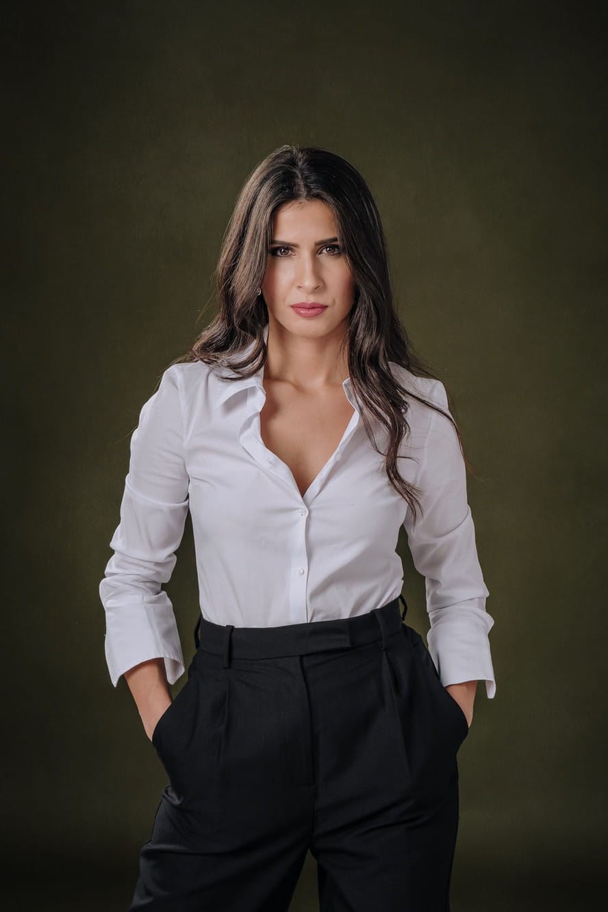 Fotoritratto professionale di un donna in camicia bianca