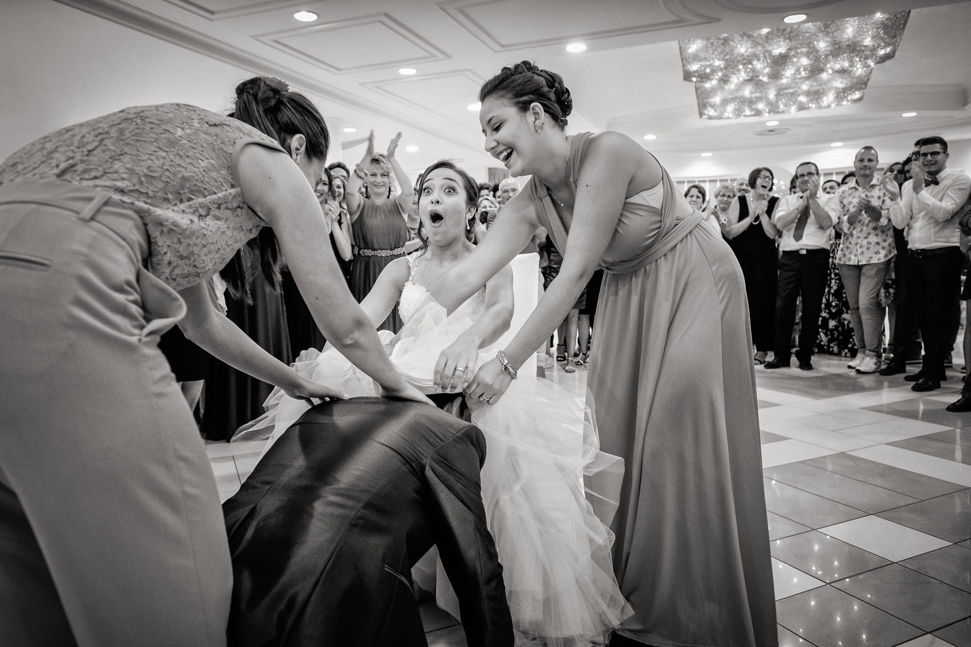 Shooting di nozze in cui lo sposo sfila la giarrettiera