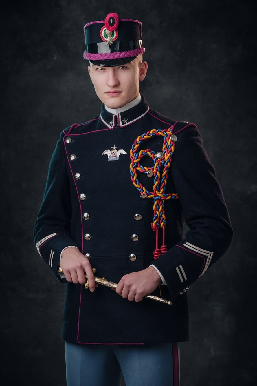 Fotoritratto professionale di un ragazzo in divisa stile lifestyle portrait