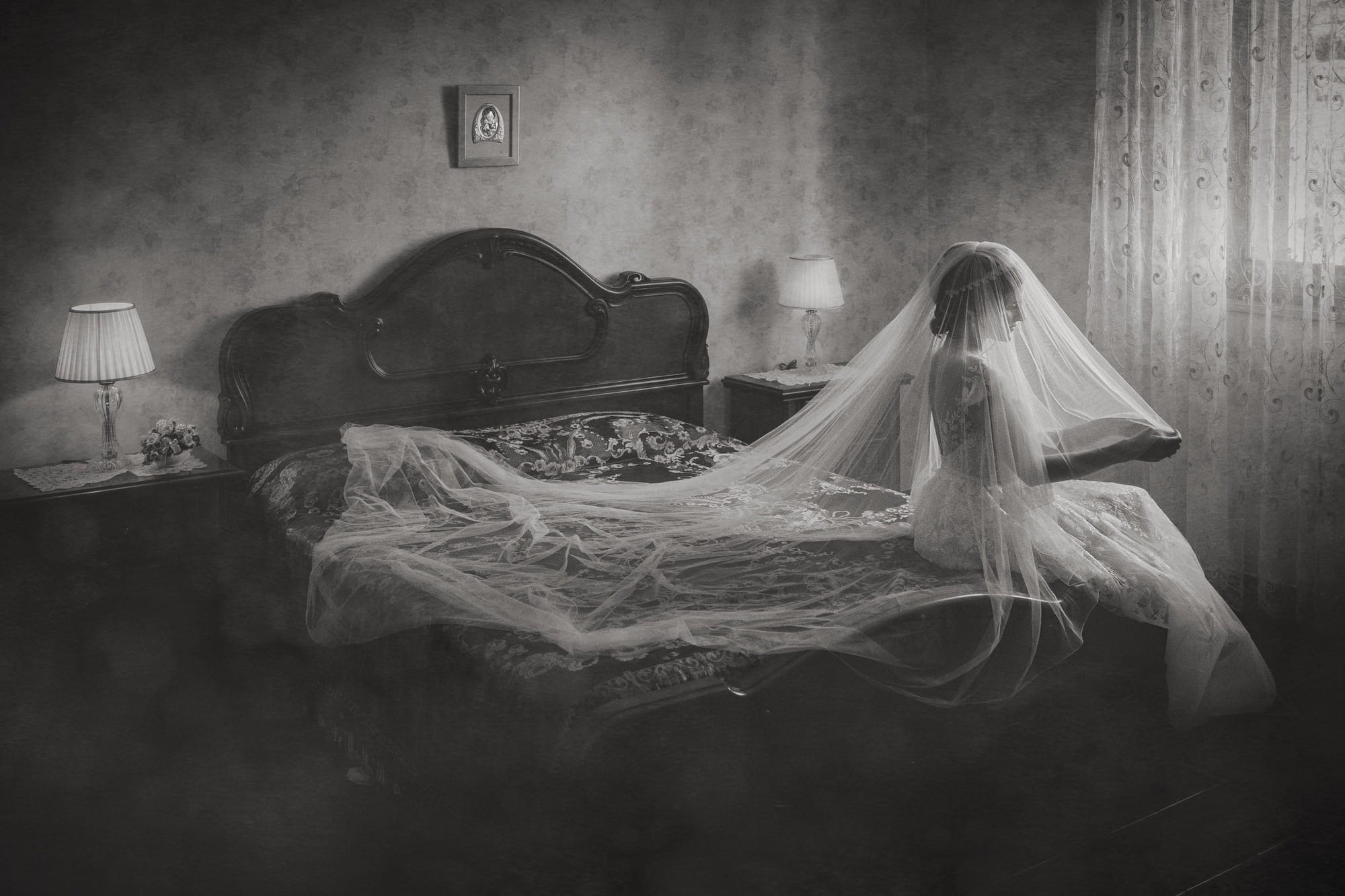 Foto in bianco e nero di una sposa con dettaglio velo
