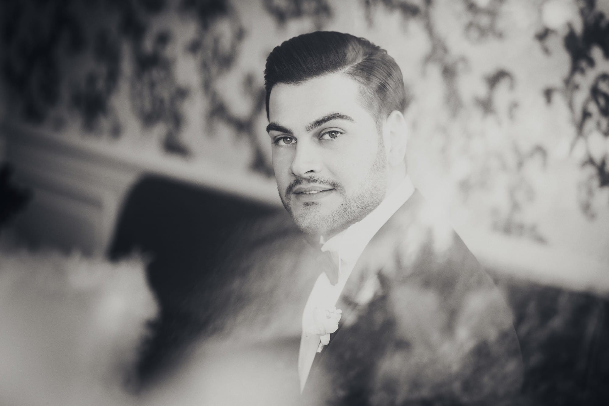 Foto di uno sposo in bianco e nero