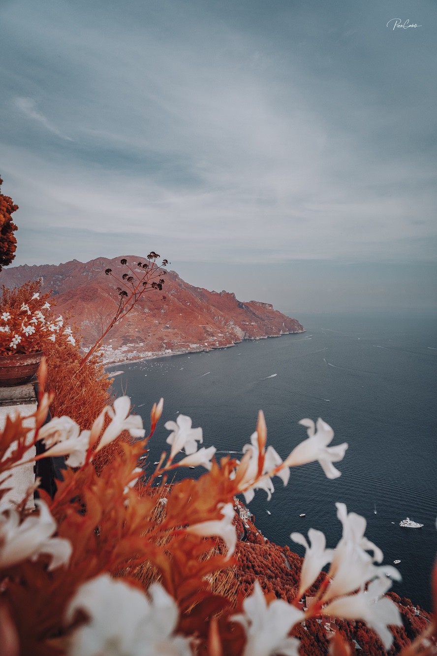 Foto panorama infrared Villa Cimbrone Foto del panorama con mare e natura realizzata con infrared presso Villa Cimbrone