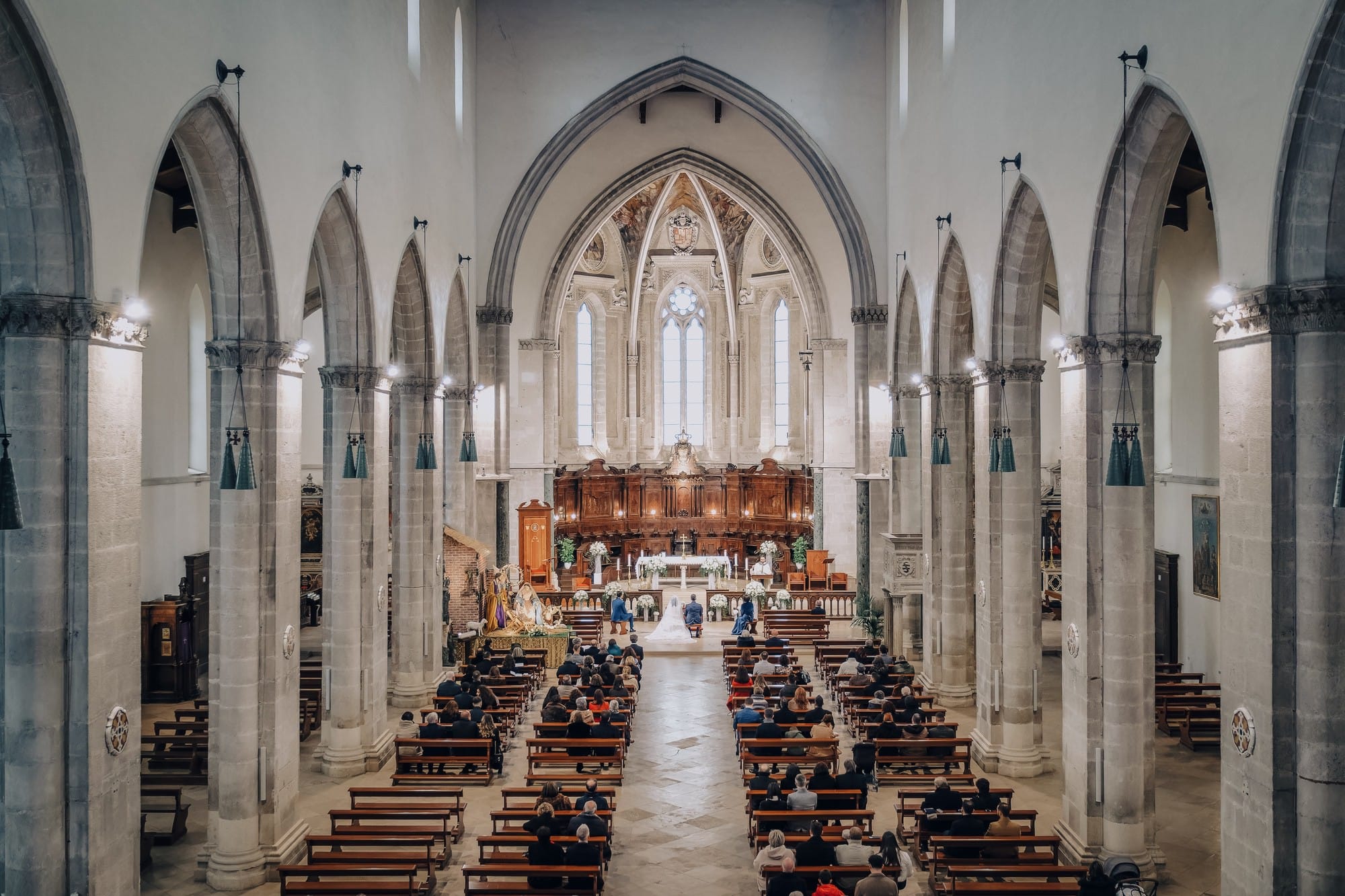 Foto di matrimonio con dettaglio degli interni della Basilica Cattedrale di Santa Maria Assunta, un gioiello architettonico che domina il centro di Lucera