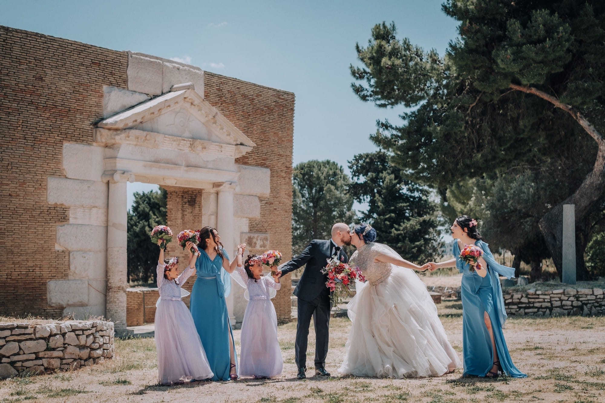 Sposi con invitati presso l'anfiteatro romano