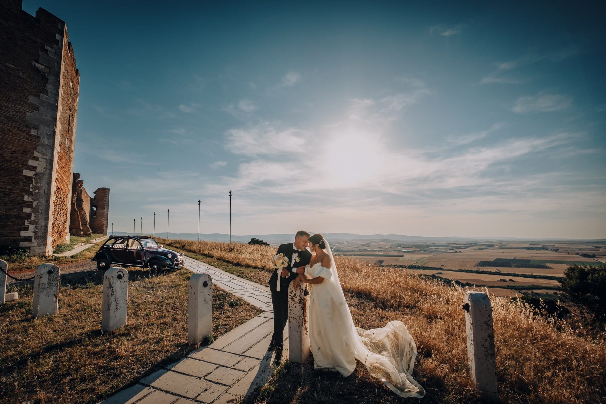 Foto reportage di due sposi con panorama dalla Fortezza Svevo-Angioina