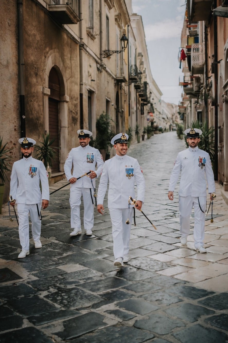 Sposo cadetto con compagni per le strade di Lucera