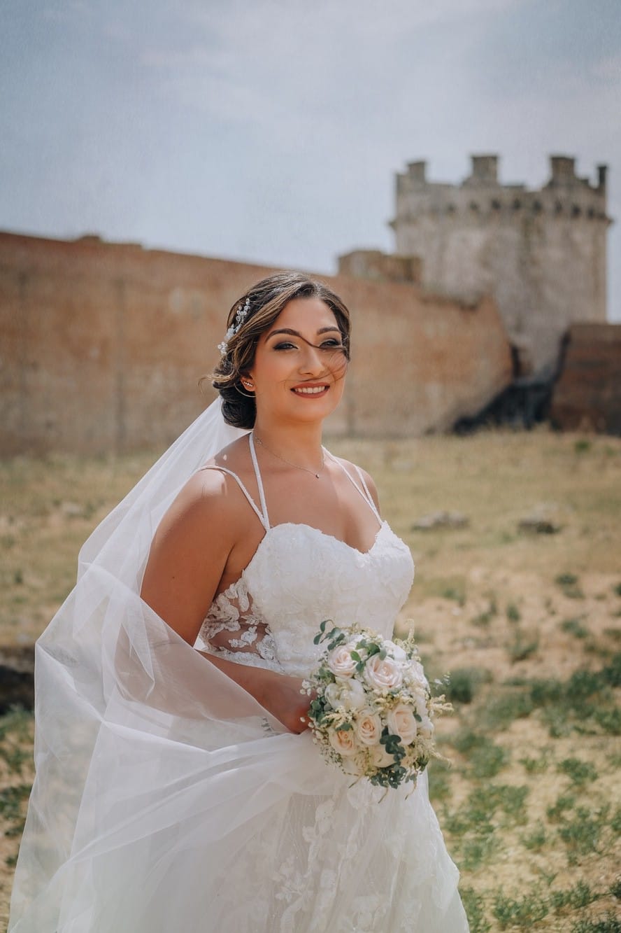 Sposa con lo sfondo della Fortezza Svevo-Angioina